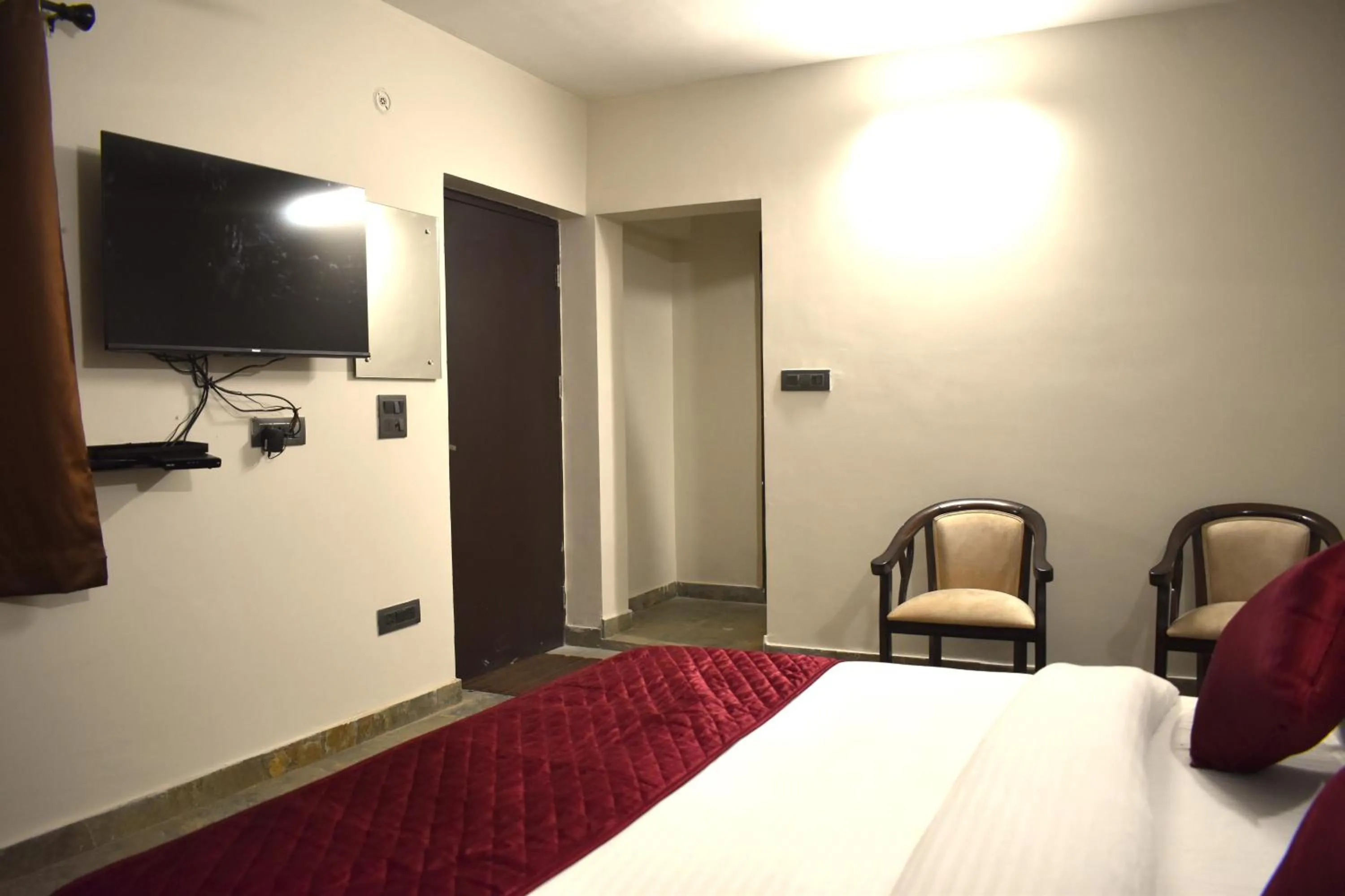 Communal lounge/ TV room, Bed in Captains Paradise Luxury Resort at Mukteshwar Hill Station