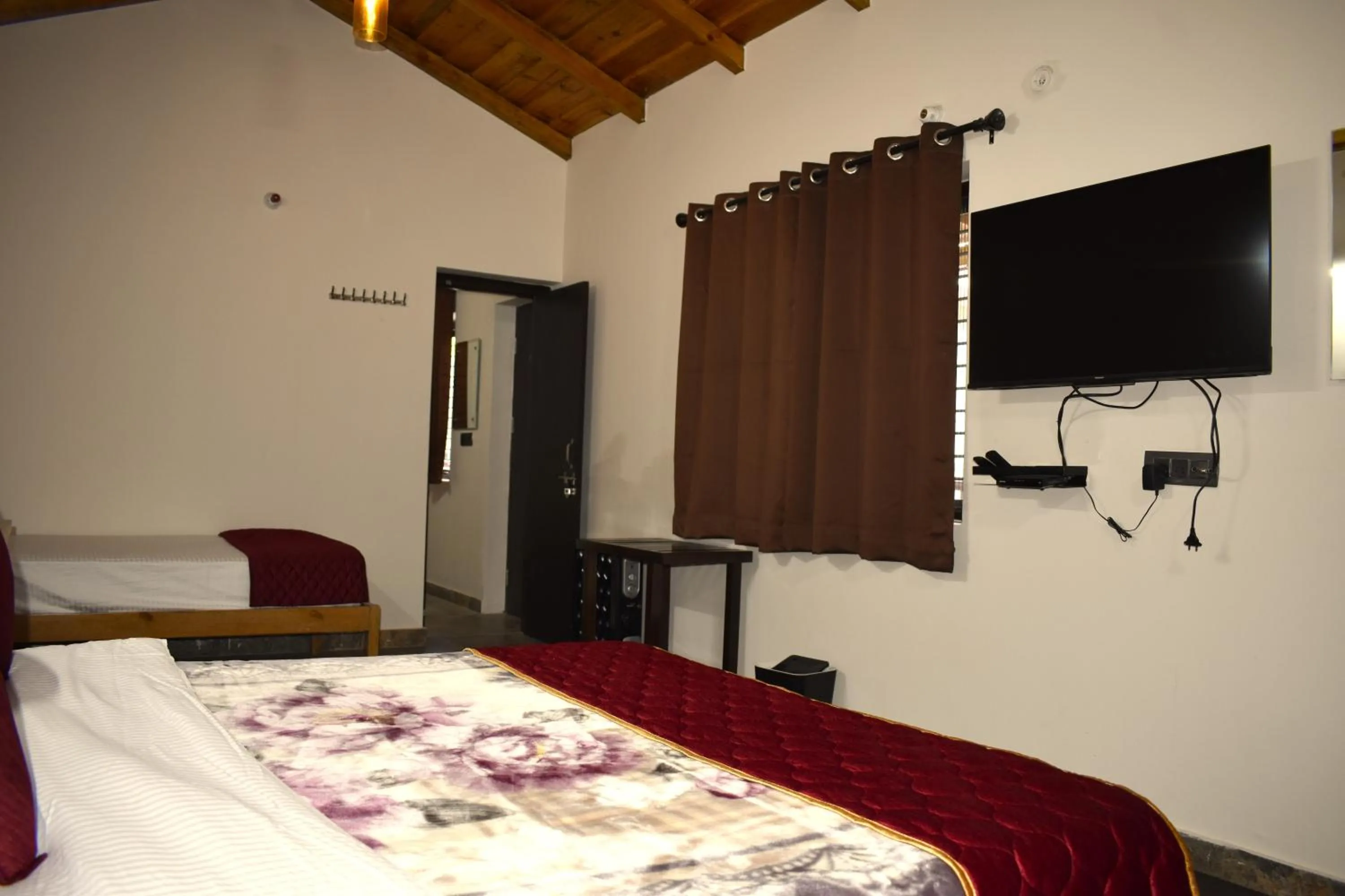 Bed in Captains Paradise Luxury Resort at Mukteshwar Hill Station