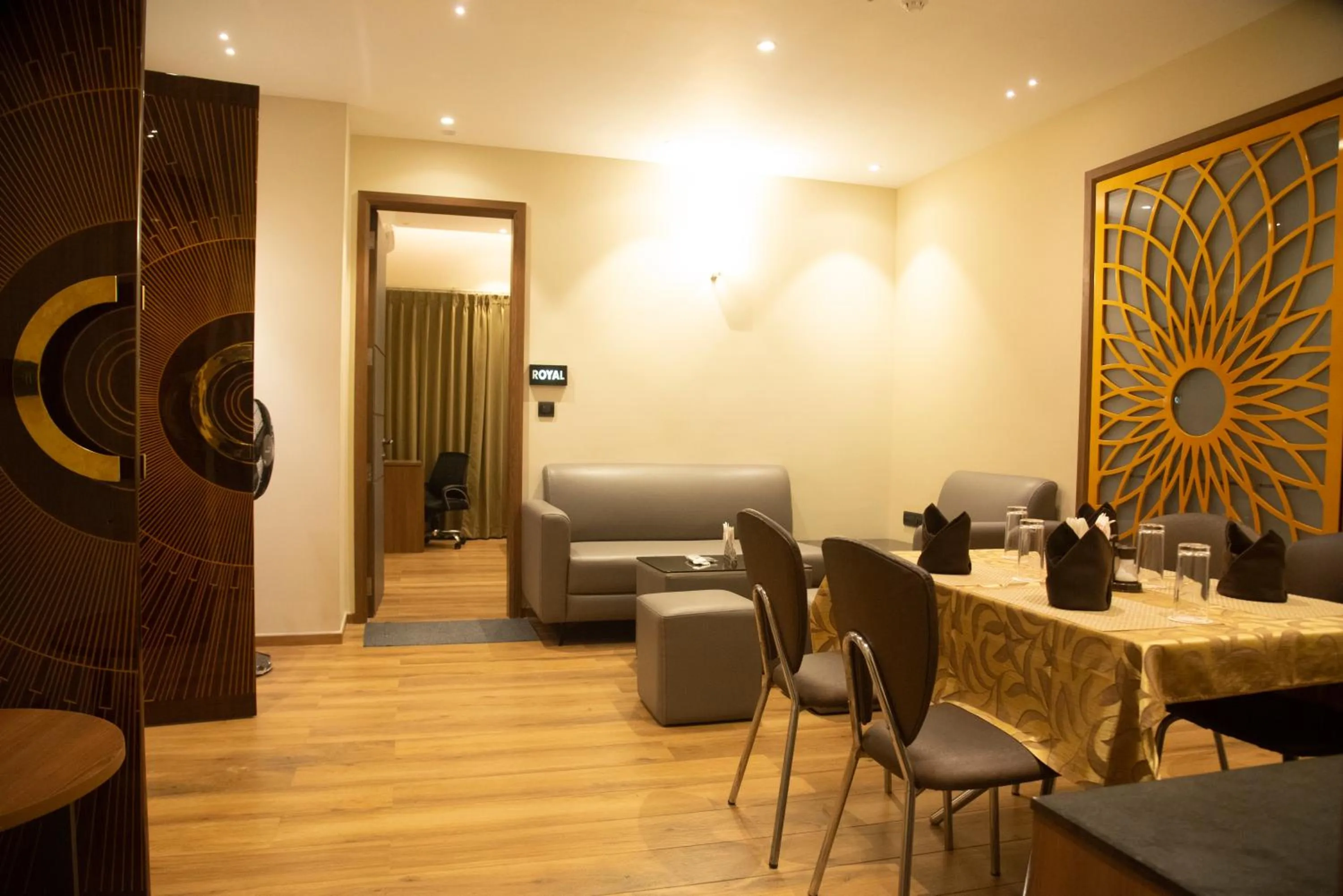 Dining area in GOLDEN PARK HOTEL & RESORT