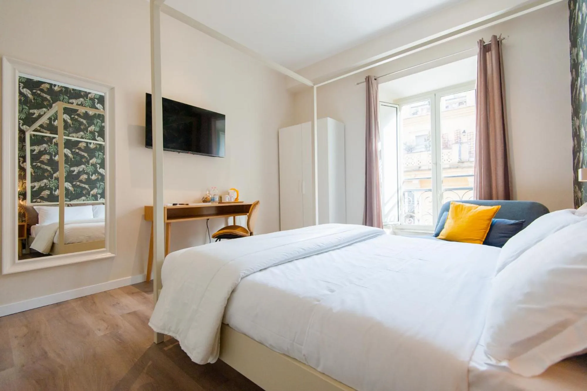 Photo of the whole room, Bed in Design 18 Charming Rooms