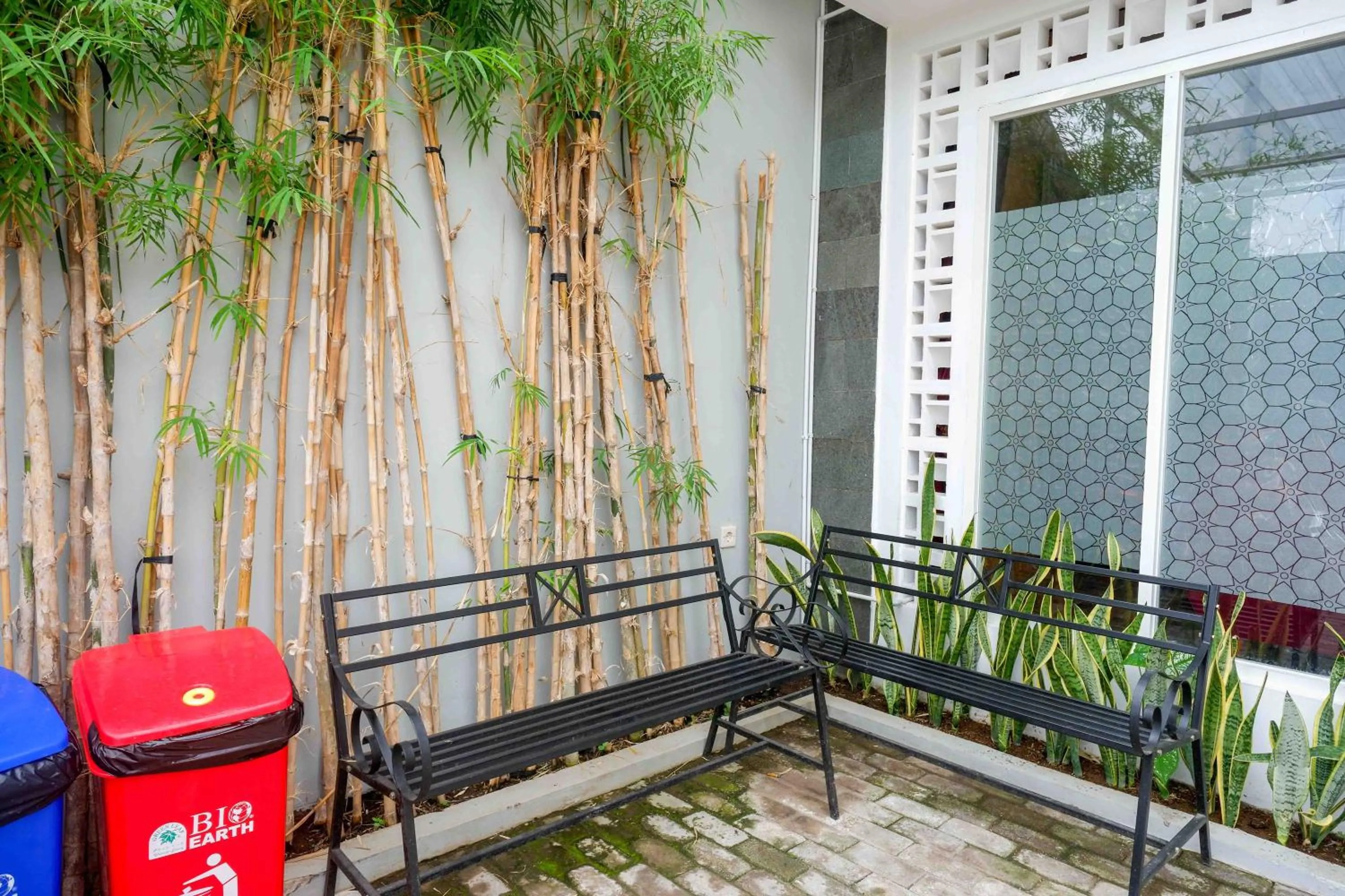 Seating area in Omah Ninten Syariah Laweyan RedPartner