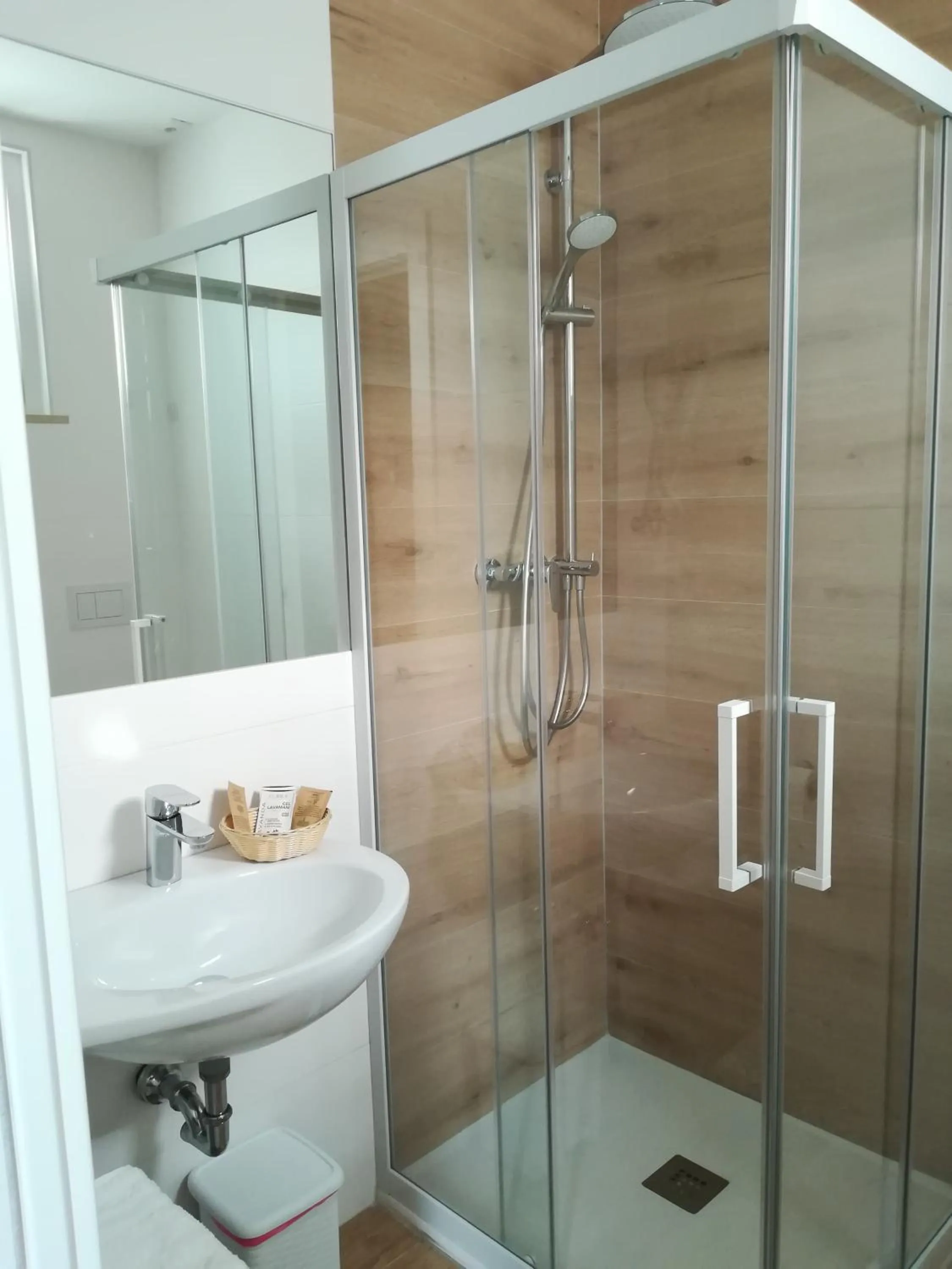 Bathroom in Hotel Flora