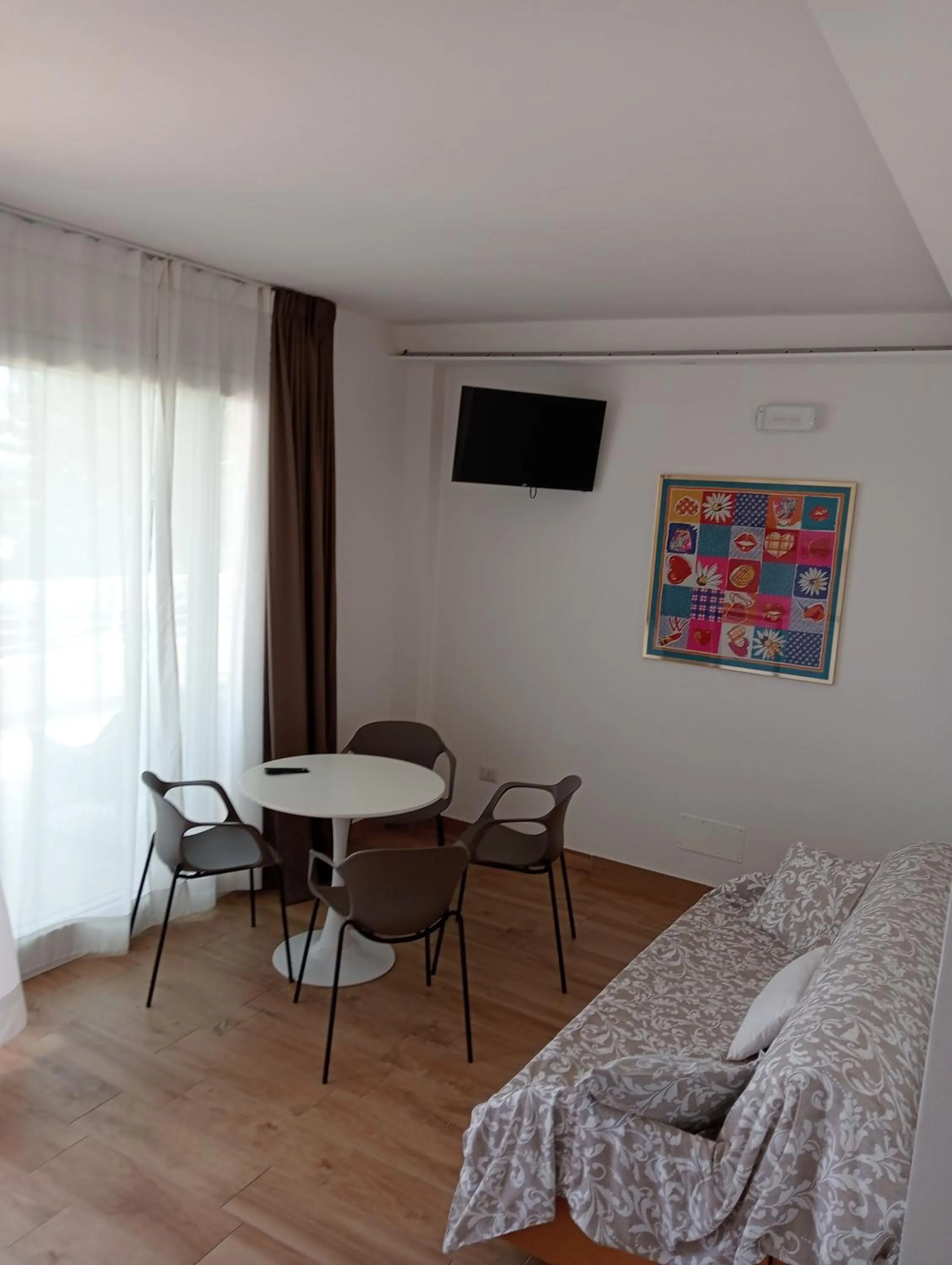 Seating area, Bed in Hotel Flora