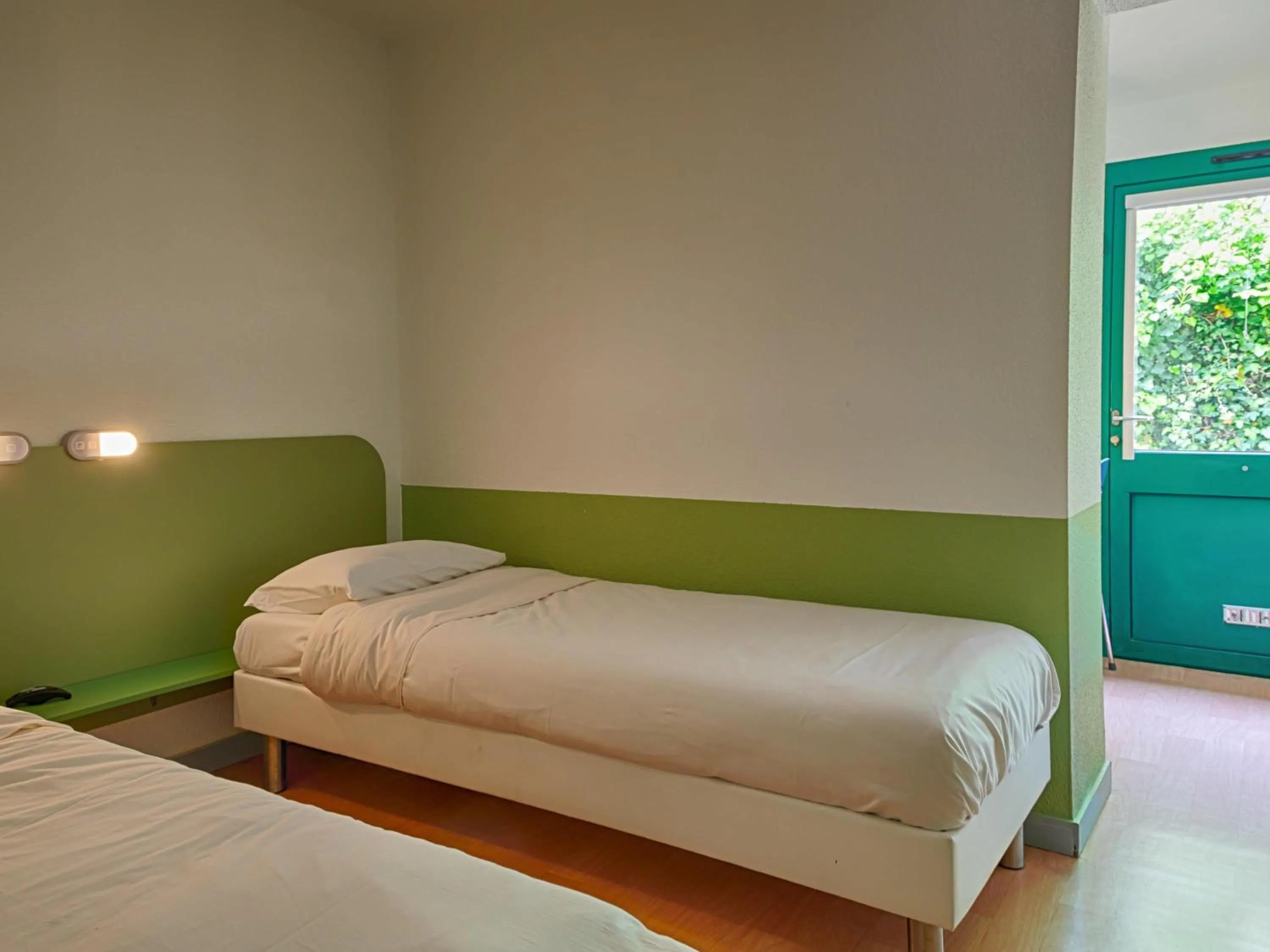 Bedroom, Bed in Ibis Budget Redon