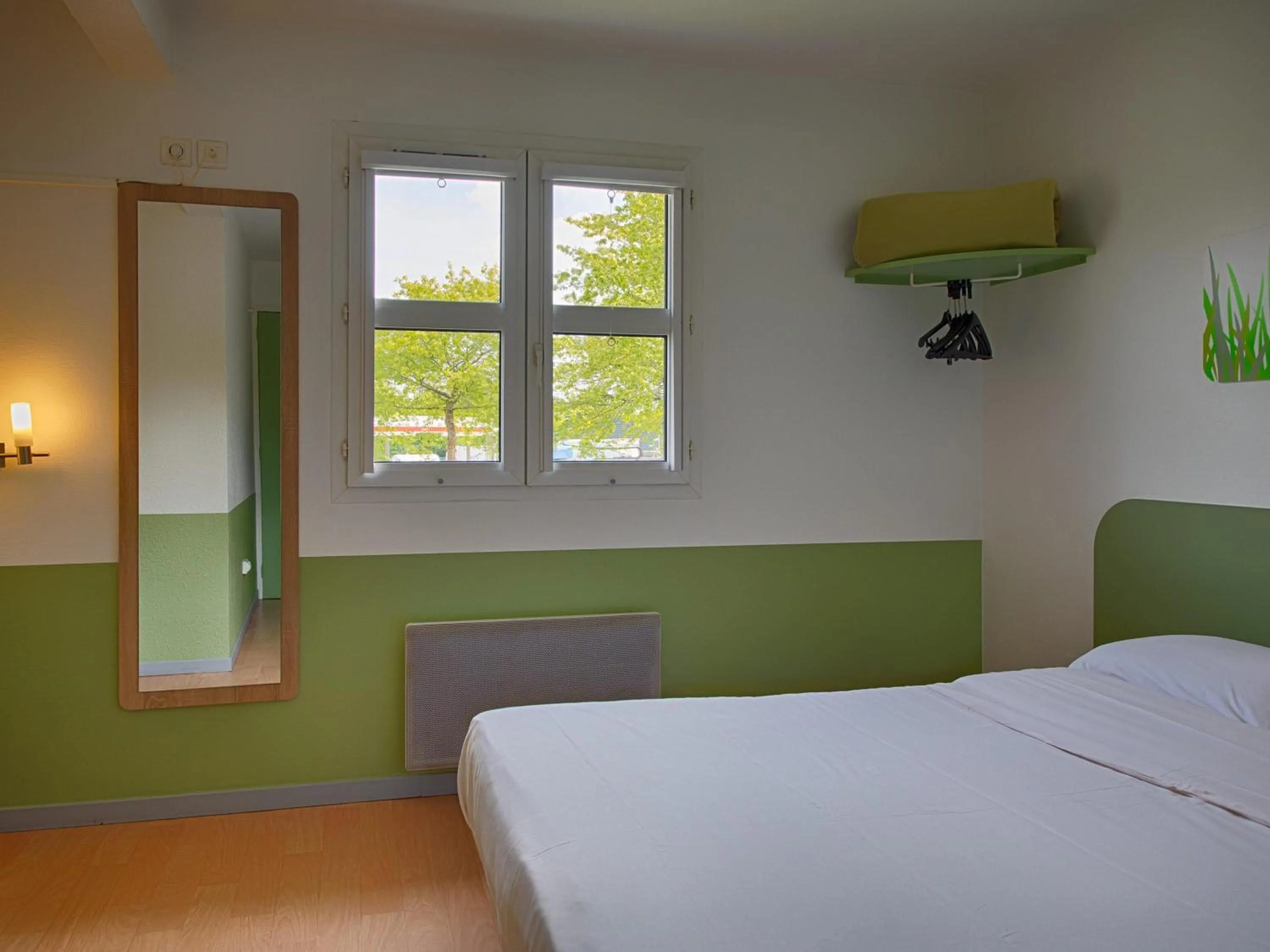Bedroom, Bed in Ibis Budget Redon