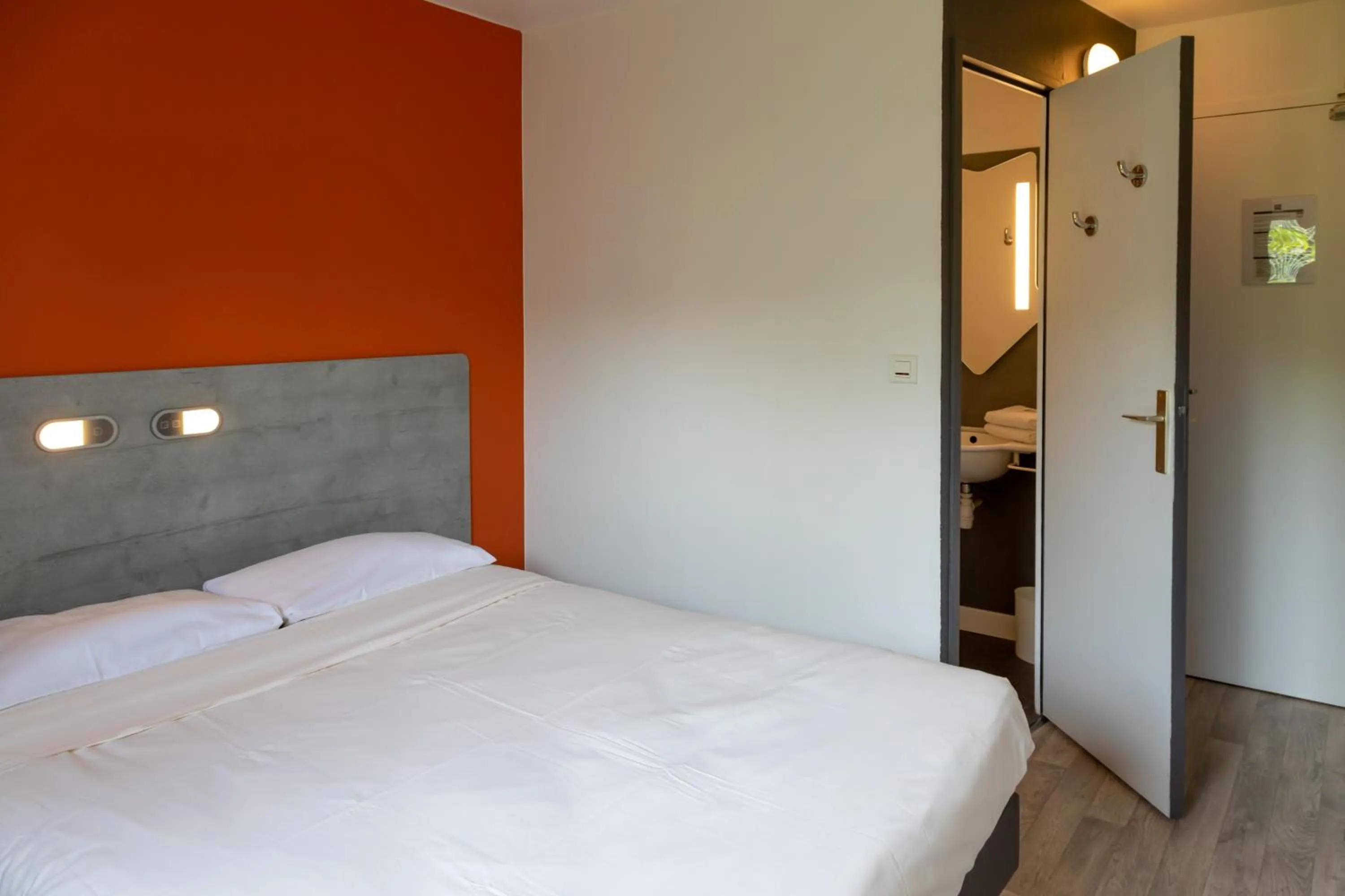 Bed in Ibis Budget Redon