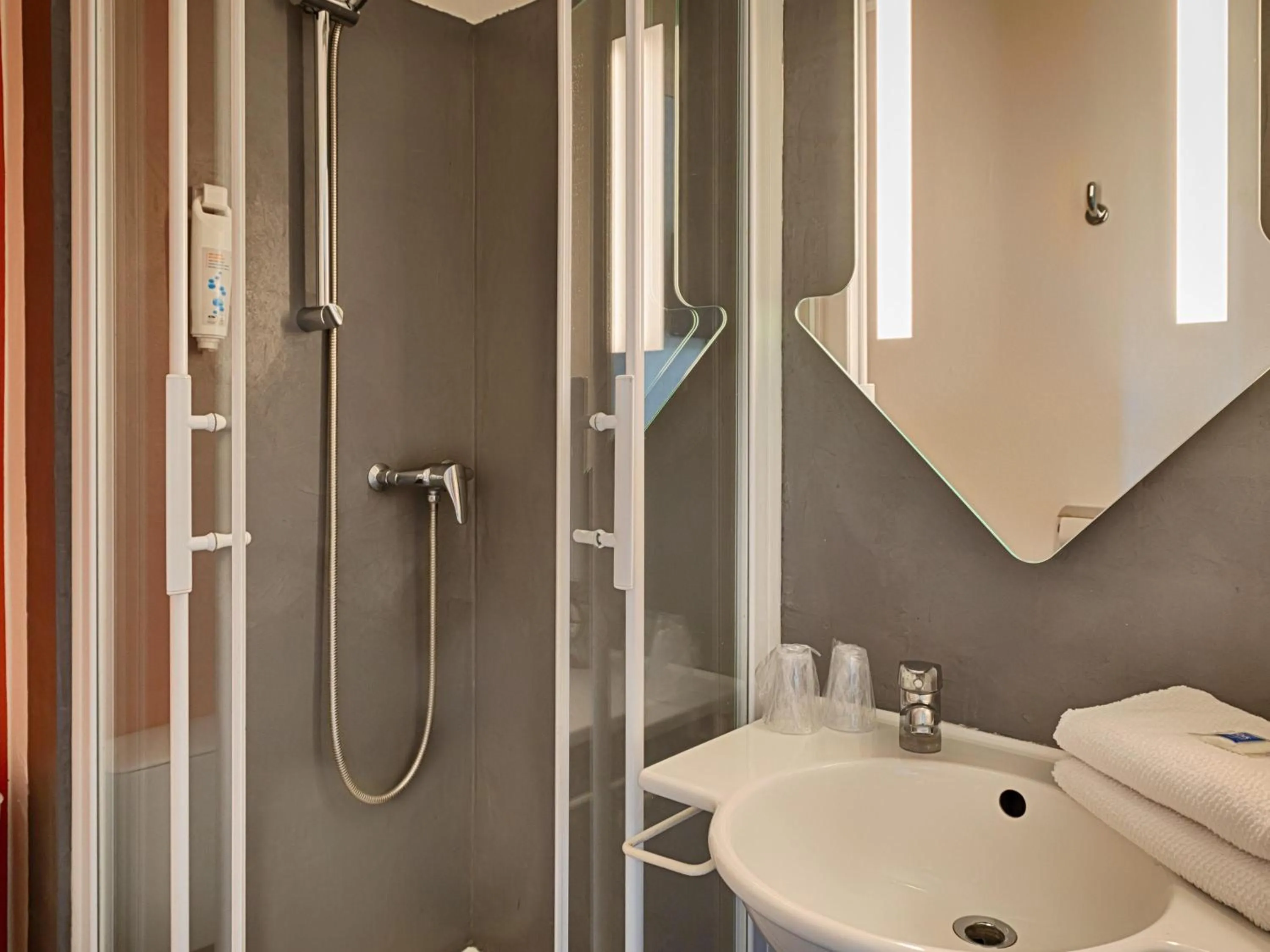 Bedroom in Ibis Budget Redon