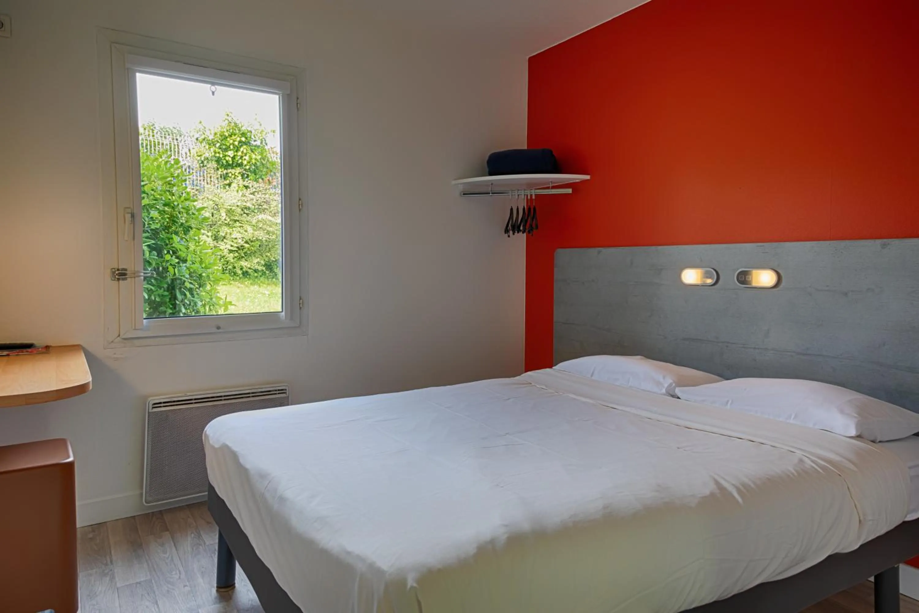 Bed in Ibis Budget Redon