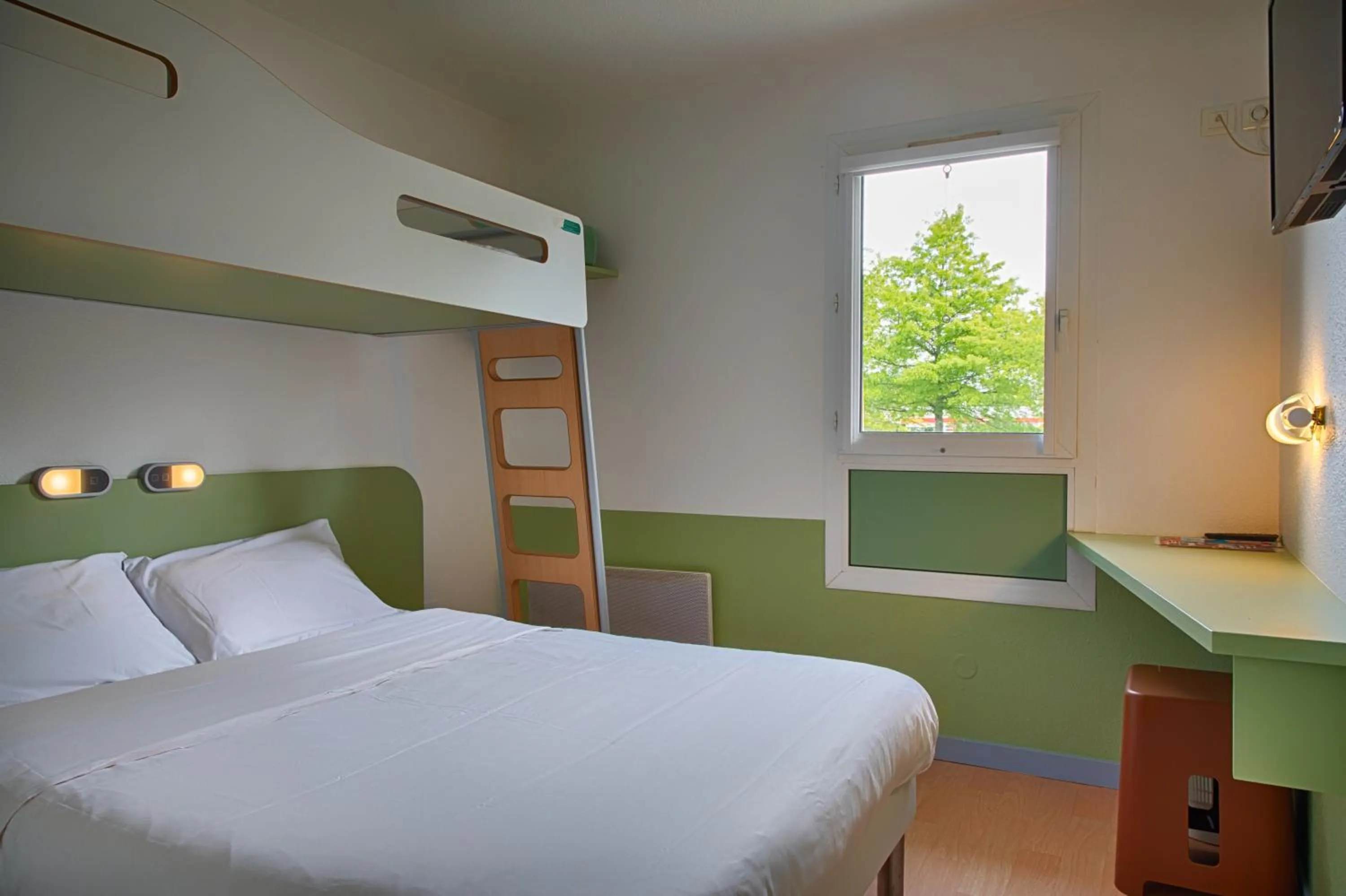 Photo of the whole room, Bed in Ibis Budget Redon