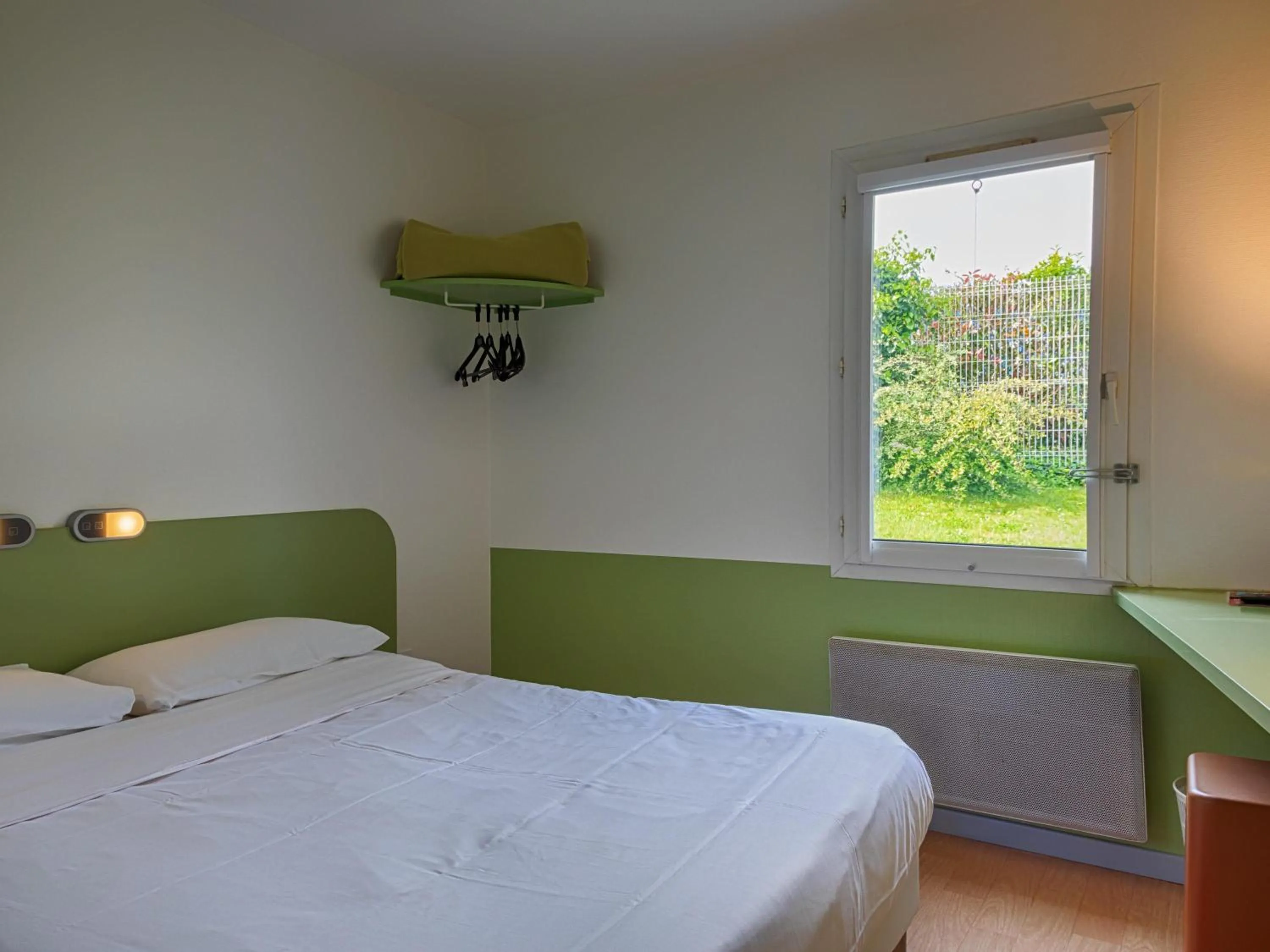 Bedroom, Bed in Ibis Budget Redon
