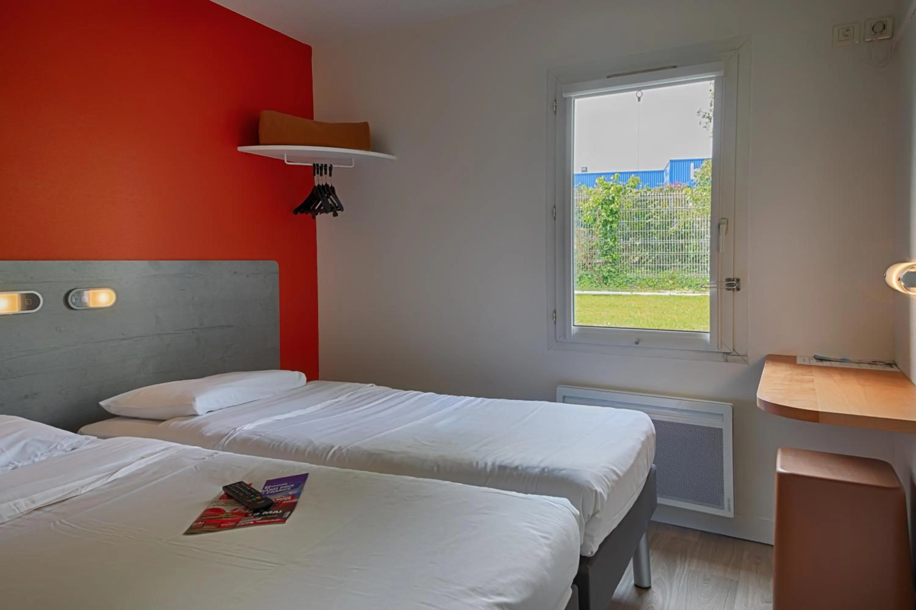 Photo of the whole room, Bed in Ibis Budget Redon