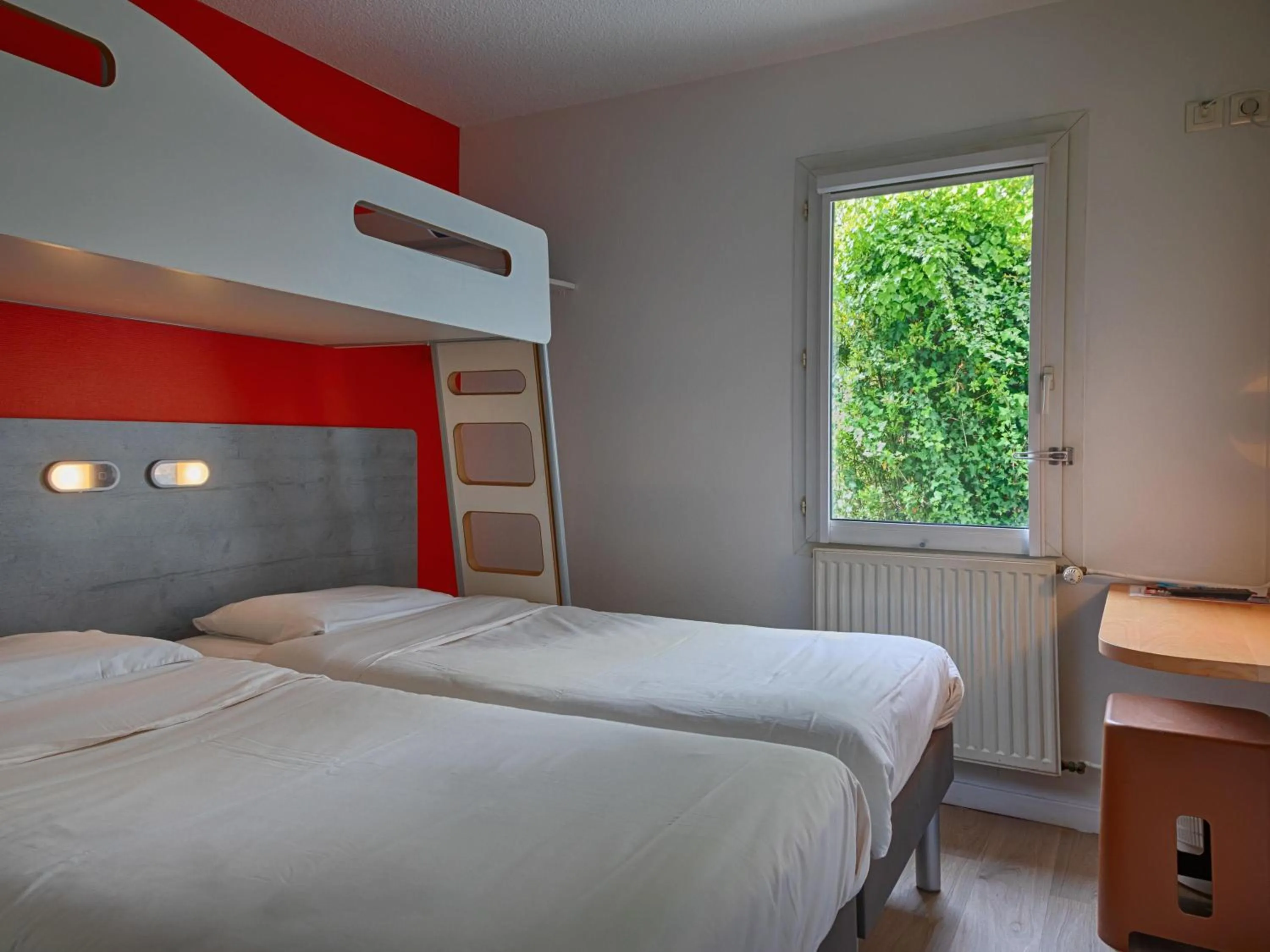 Bedroom, Bed in Ibis Budget Redon