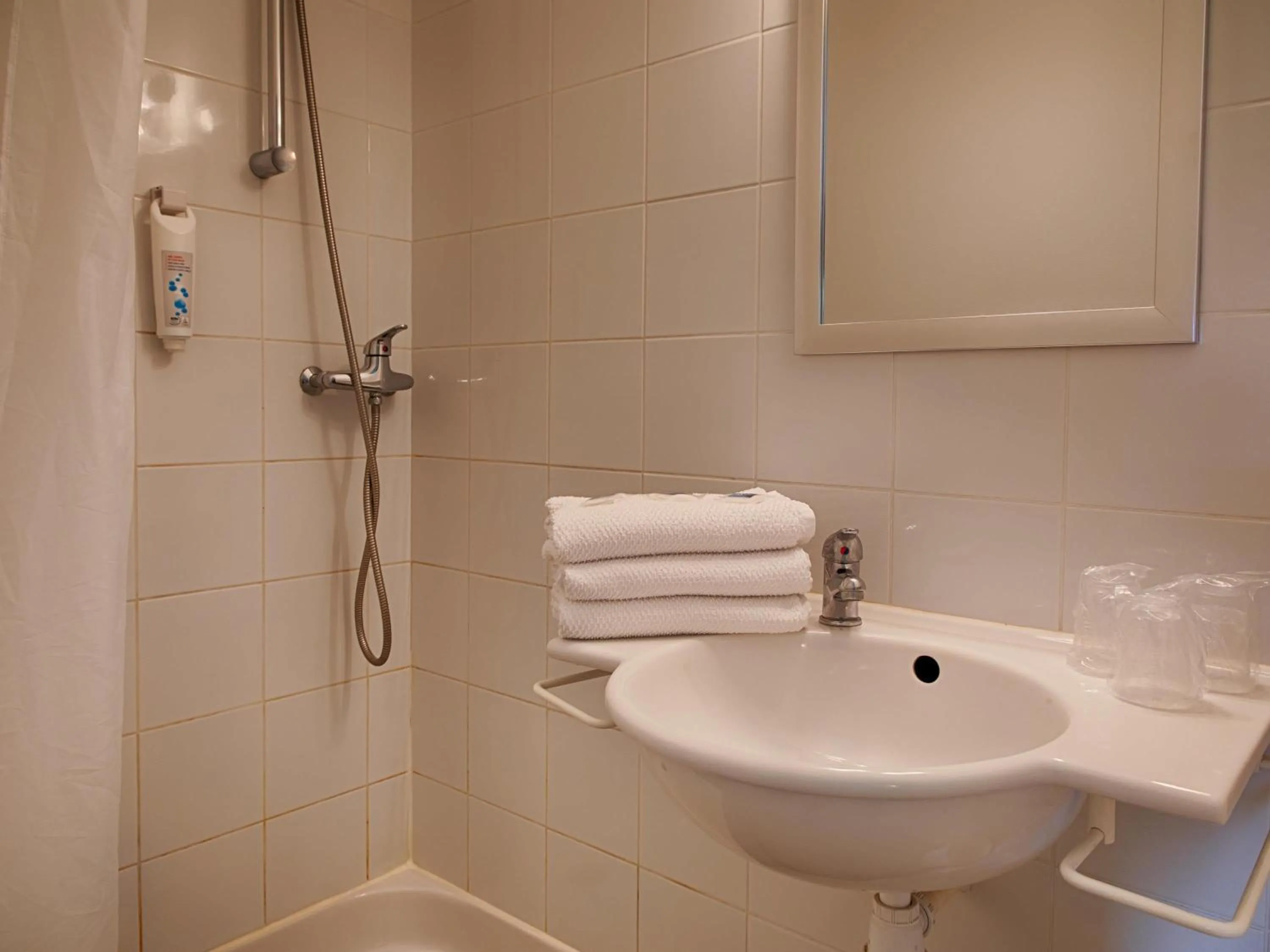 Bedroom in Ibis Budget Redon