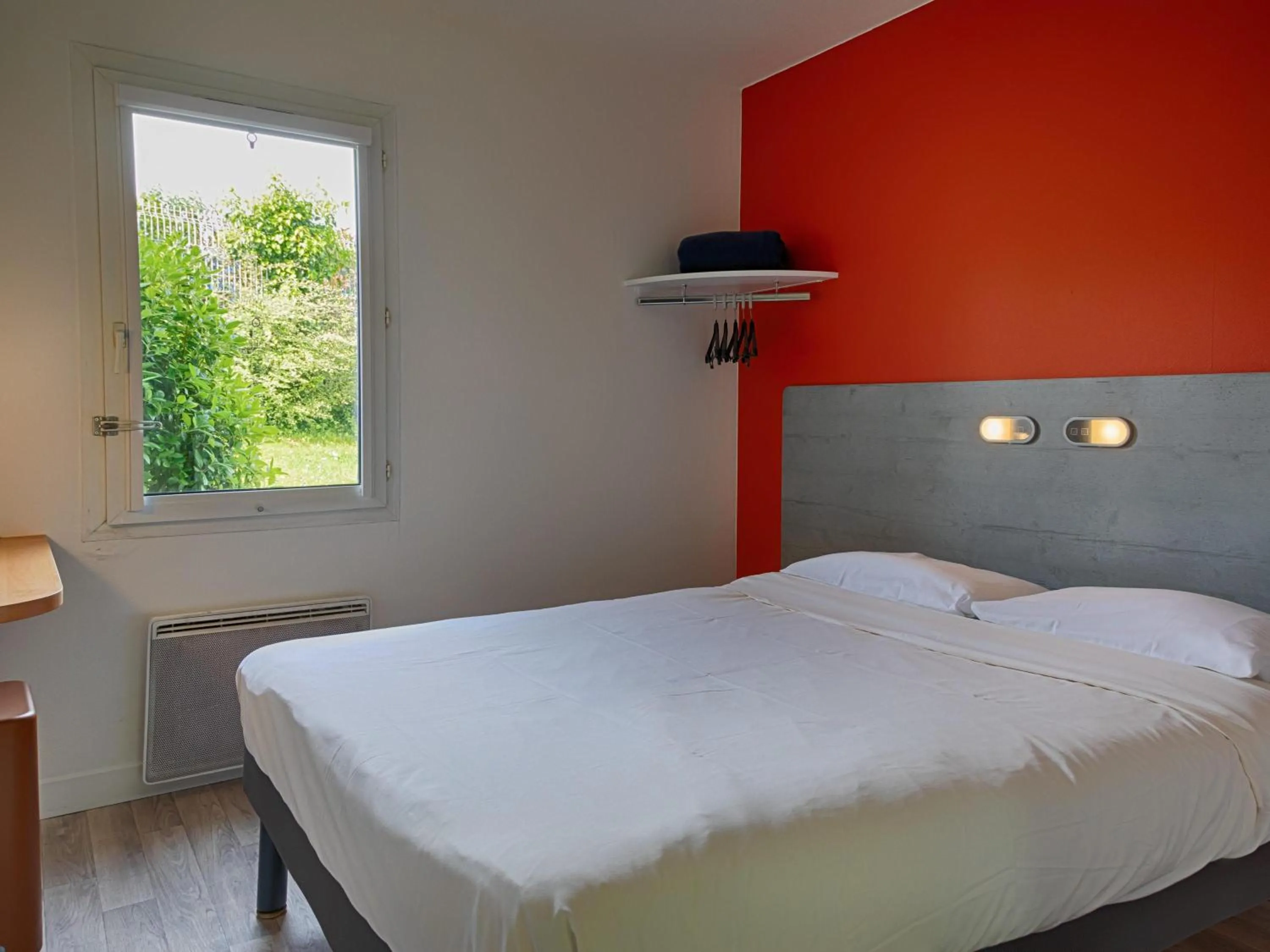 Bedroom, Bed in Ibis Budget Redon