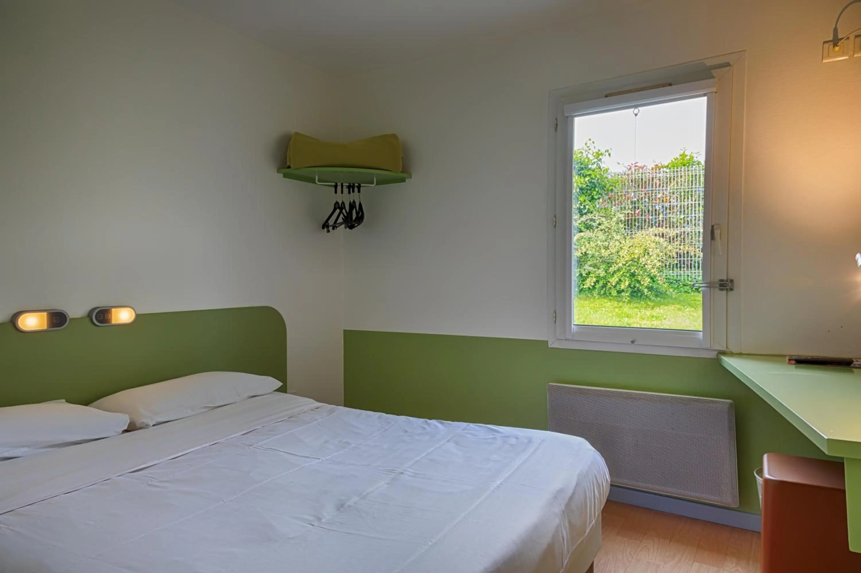 Bed in Ibis Budget Redon