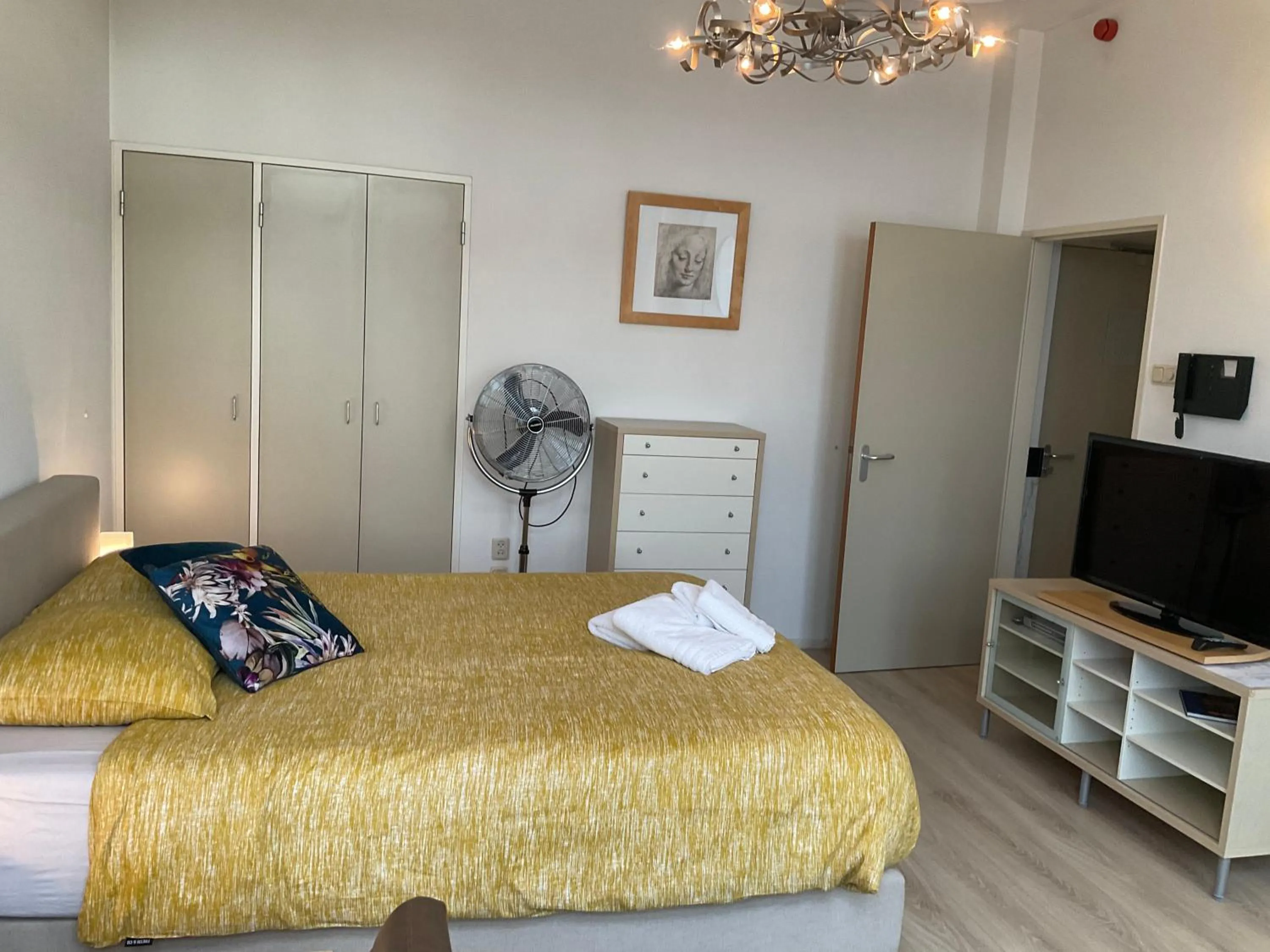 Photo of the whole room, Bed in Plato by Hofstad Studio’s