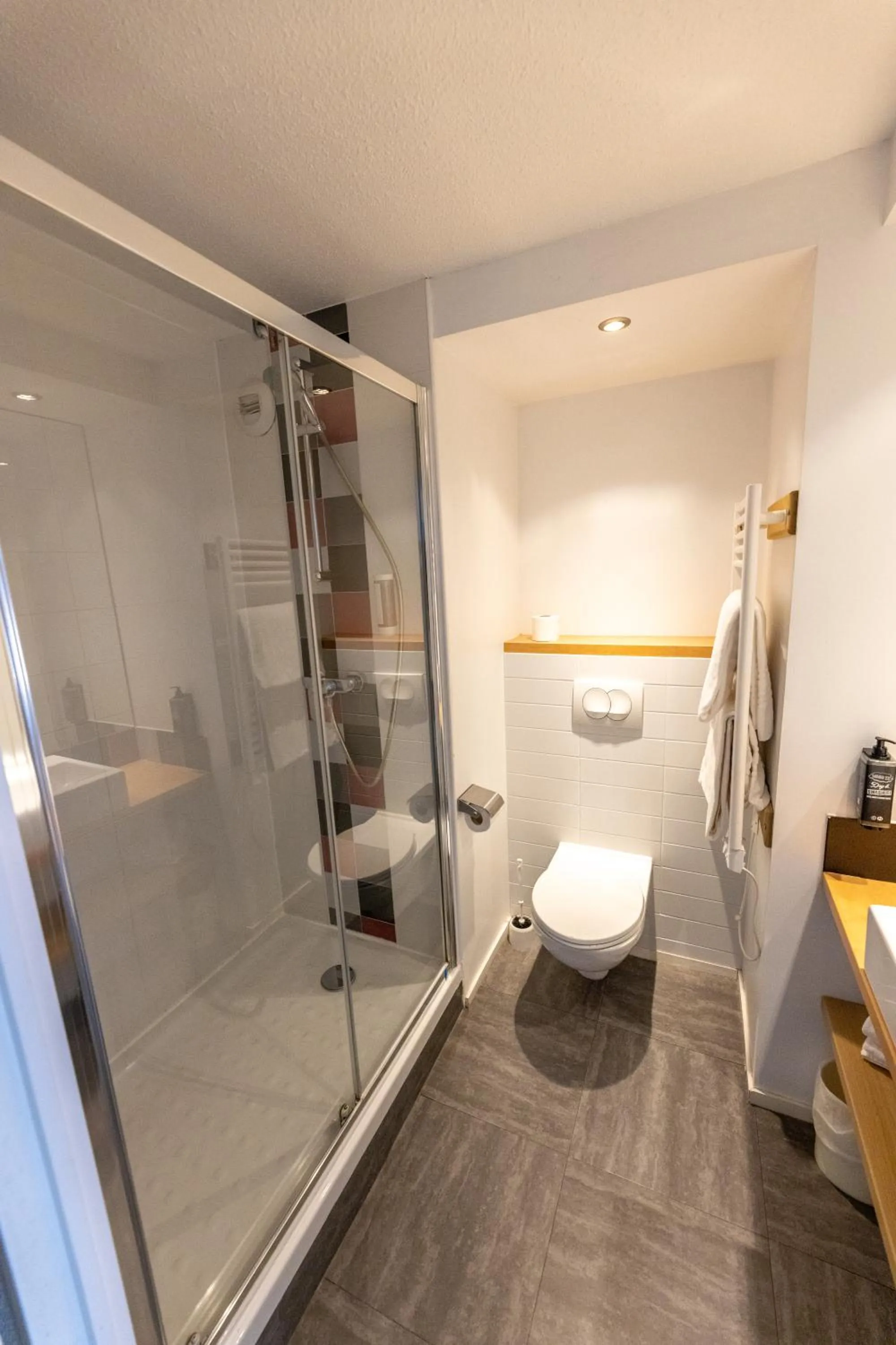 Shower in Hotel Donibane Saint-Jean-de-Luz