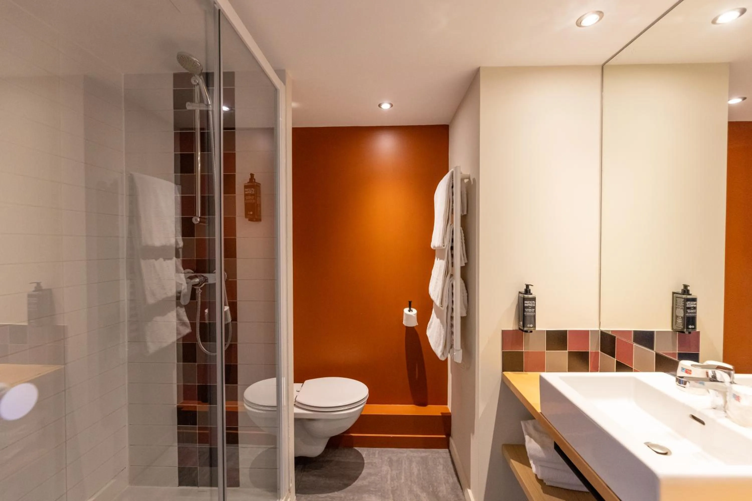 Shower in Hotel Donibane Saint-Jean-de-Luz