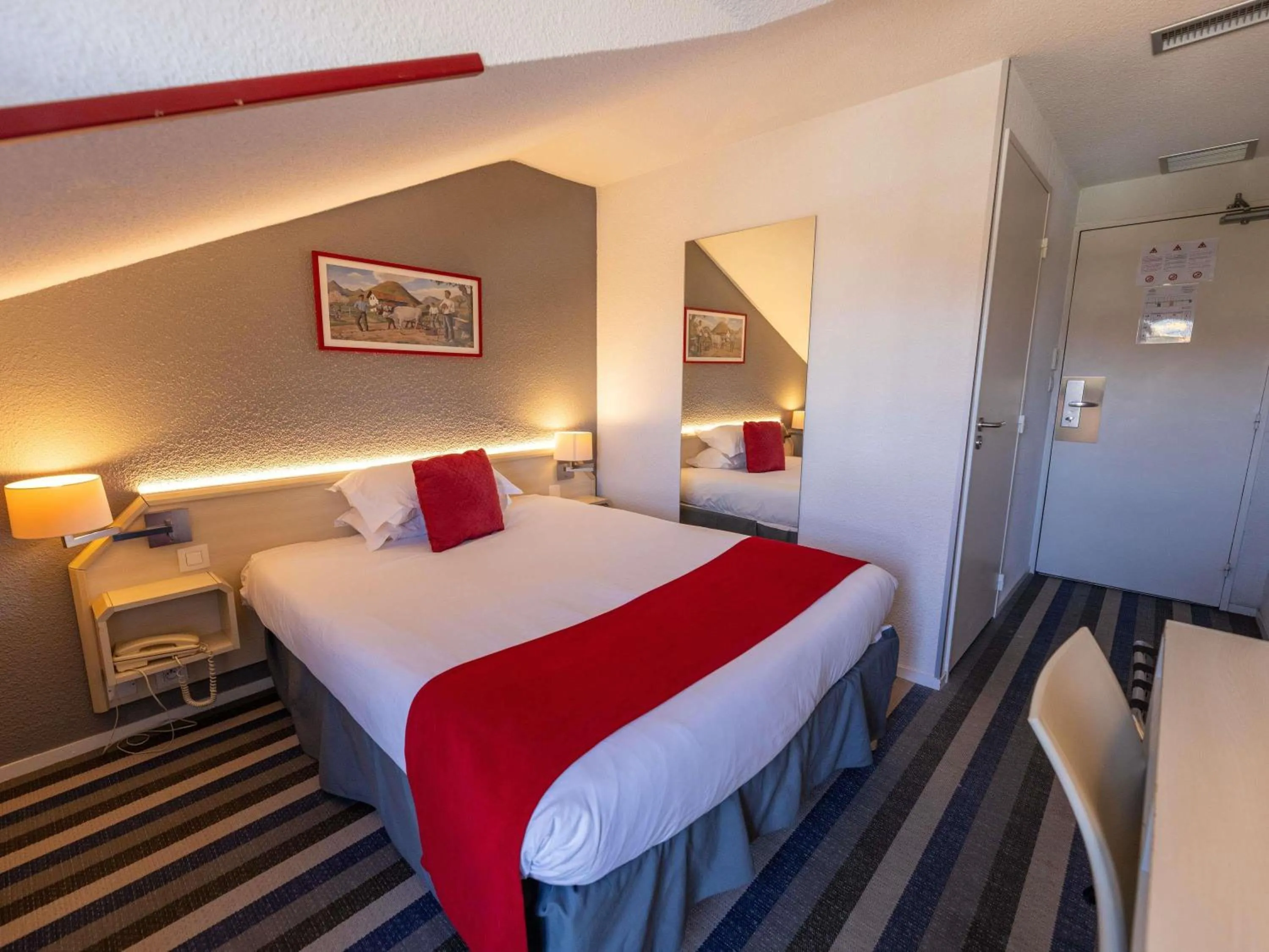 Bedroom, Bed in Hotel Donibane Saint-Jean-de-Luz