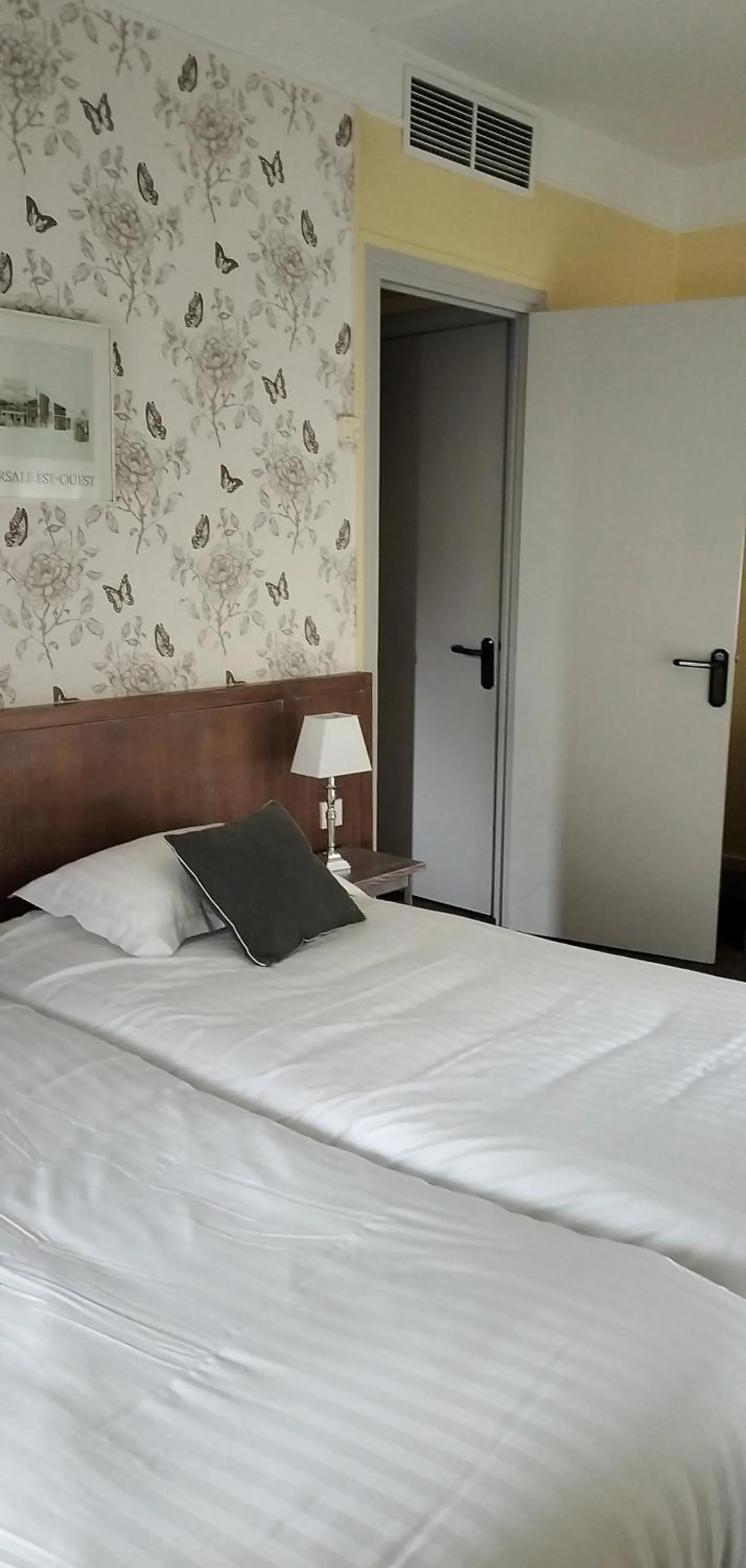 Bed in Hotel Le Rivage