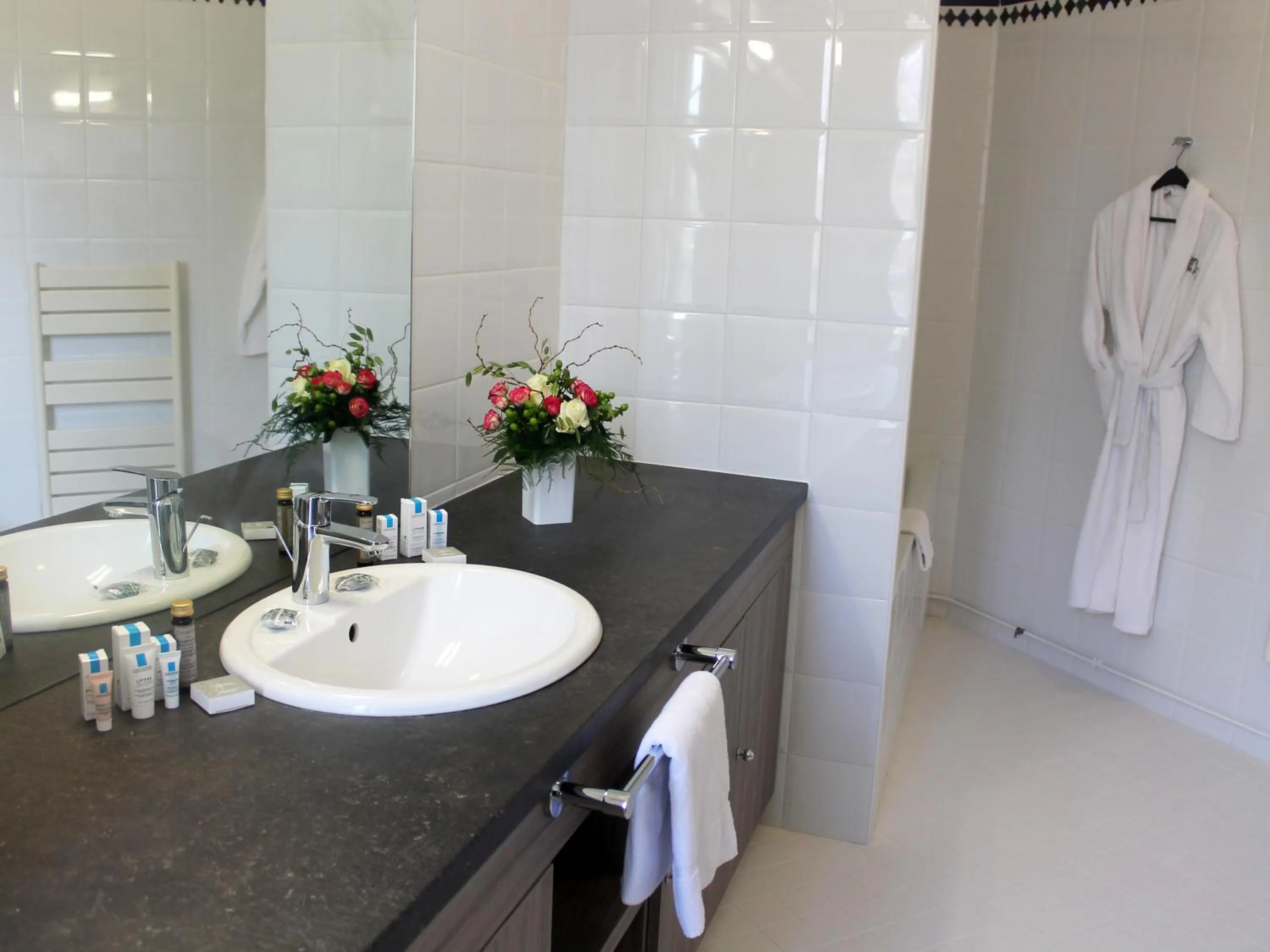 Bathroom in Logis Les Loges du Parc