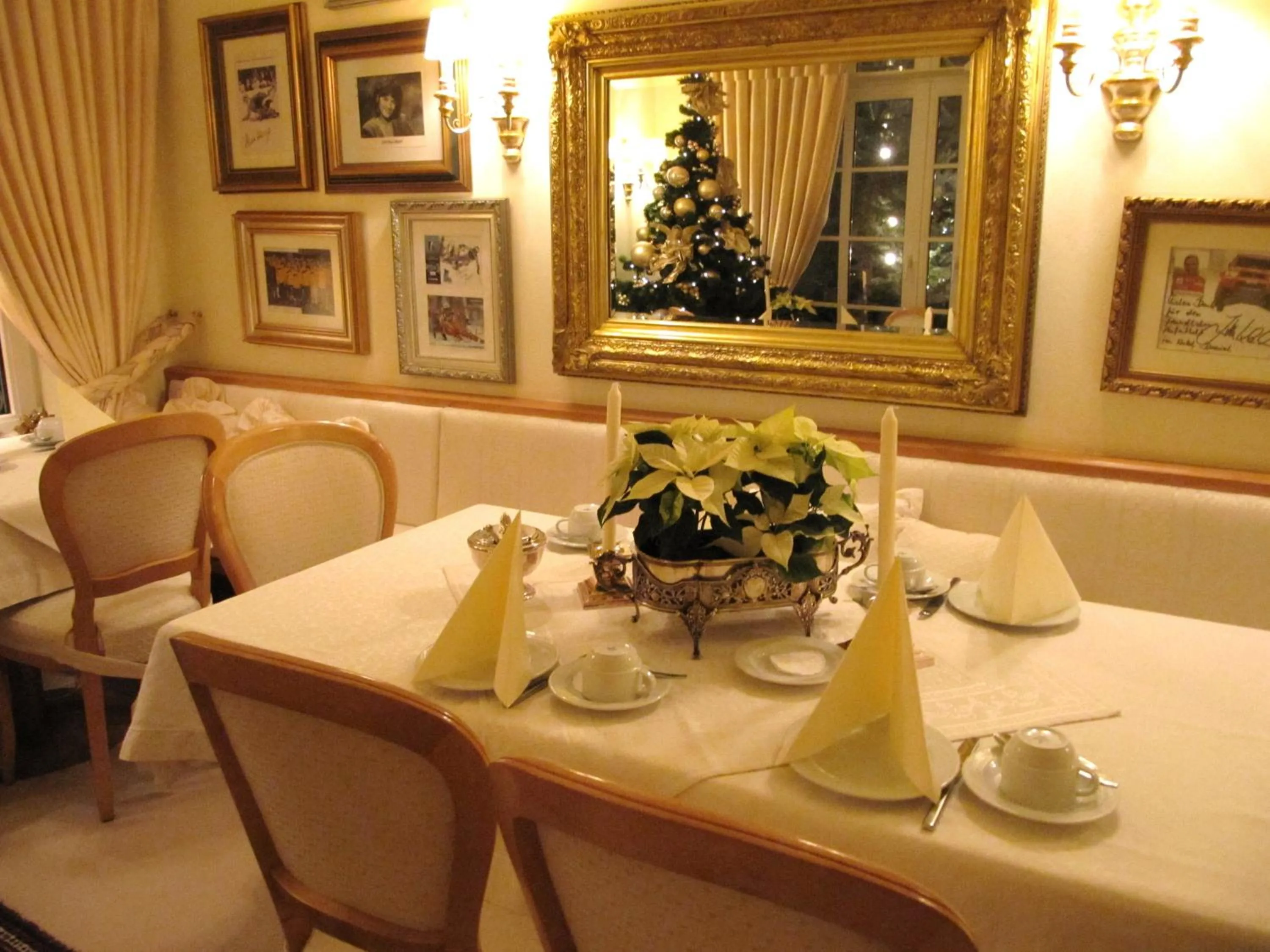 Restaurant/places to eat in Hotel Daniels