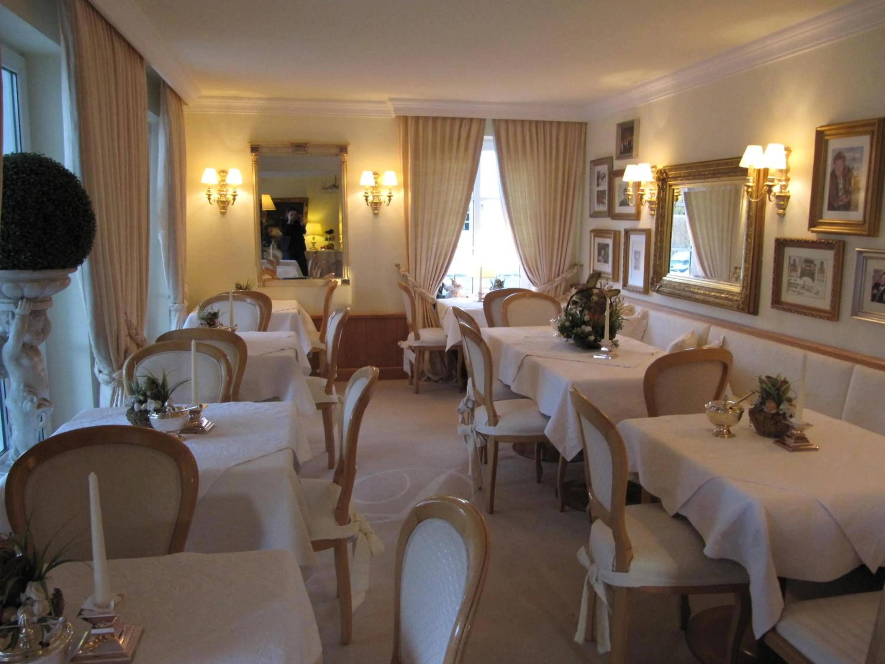 Restaurant/places to eat in Hotel Daniels