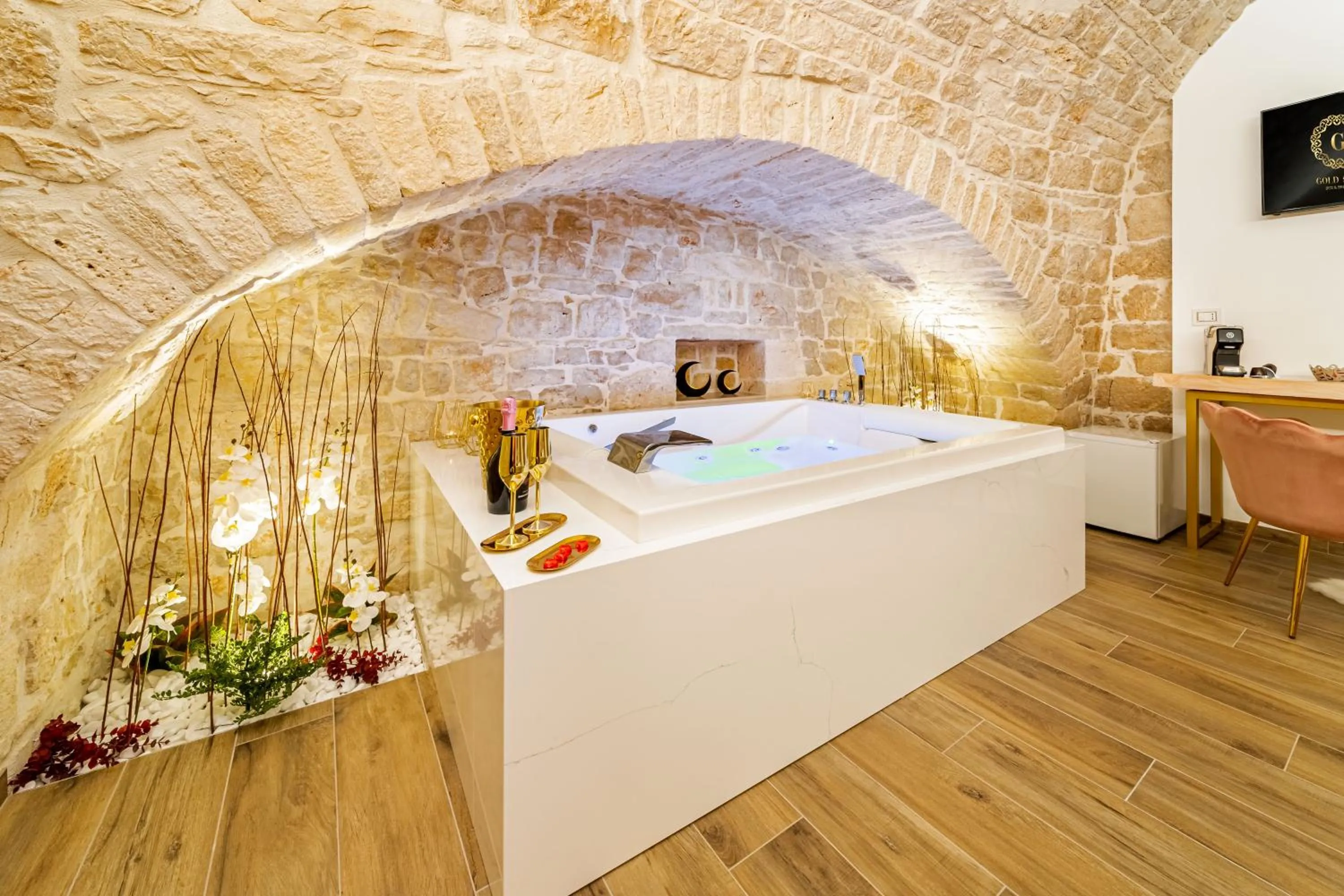 Hot Tub in Gold Suite B&B