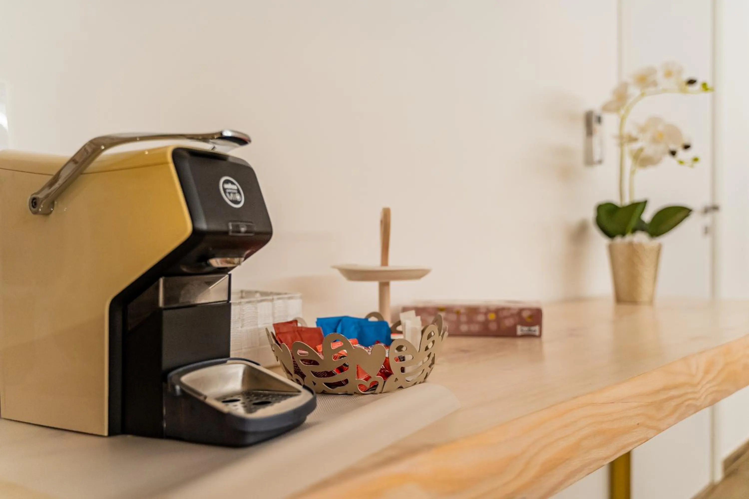 Coffee/tea facilities in Gold Suite B&B
