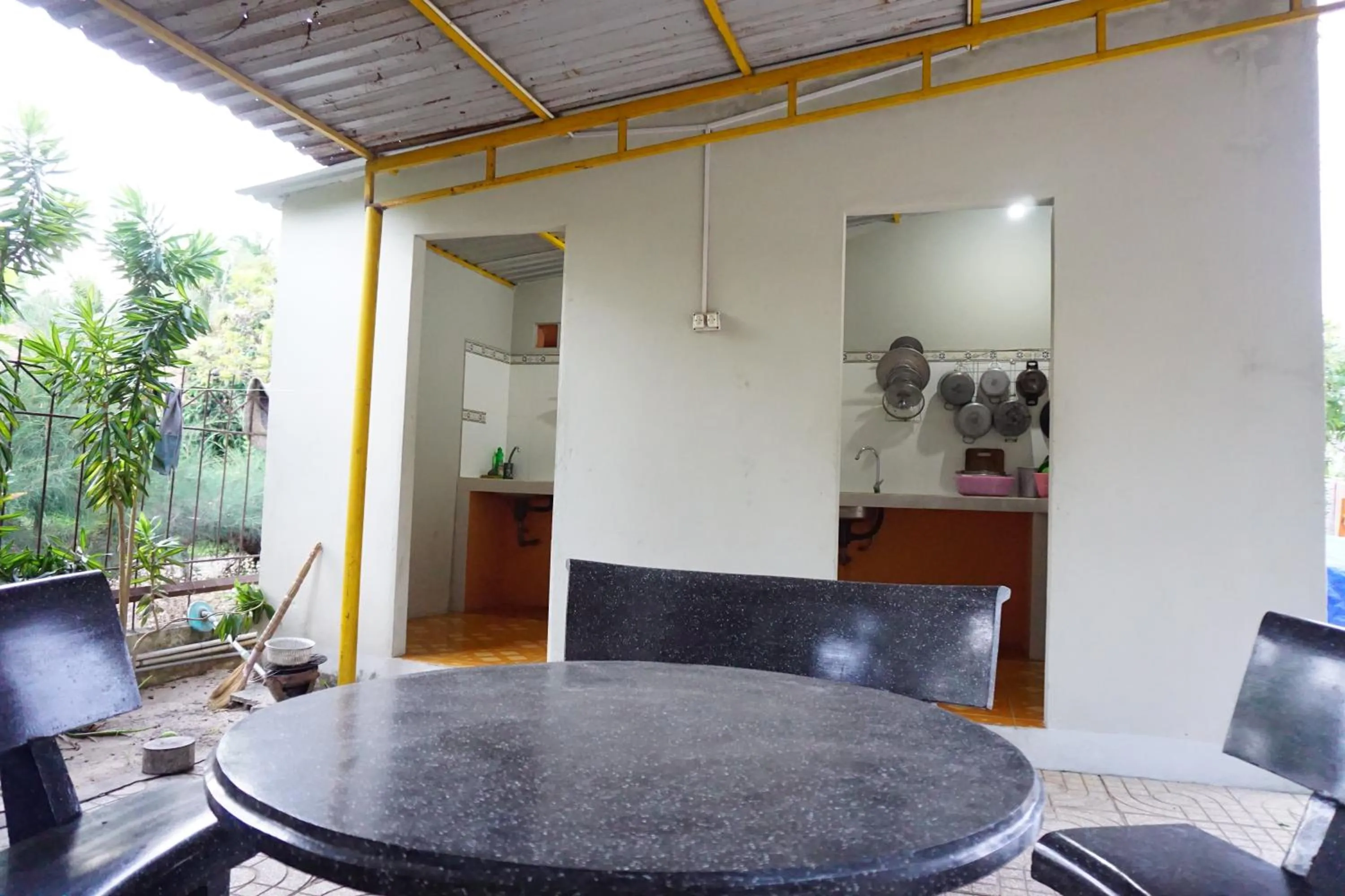 Kitchen or kitchenette in Cat Tien Guesthouse