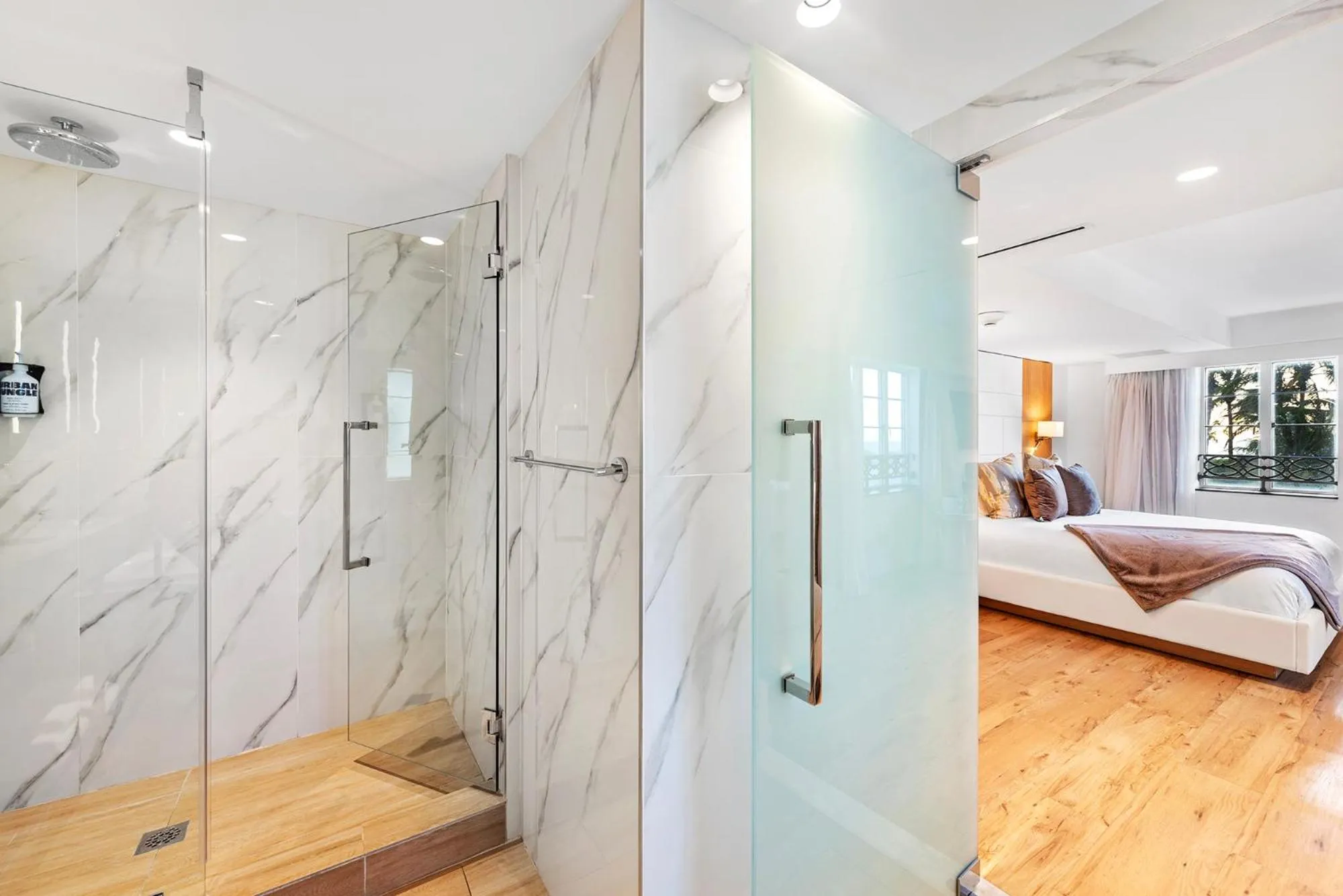 Bathroom, Bed in Hotel Ocean