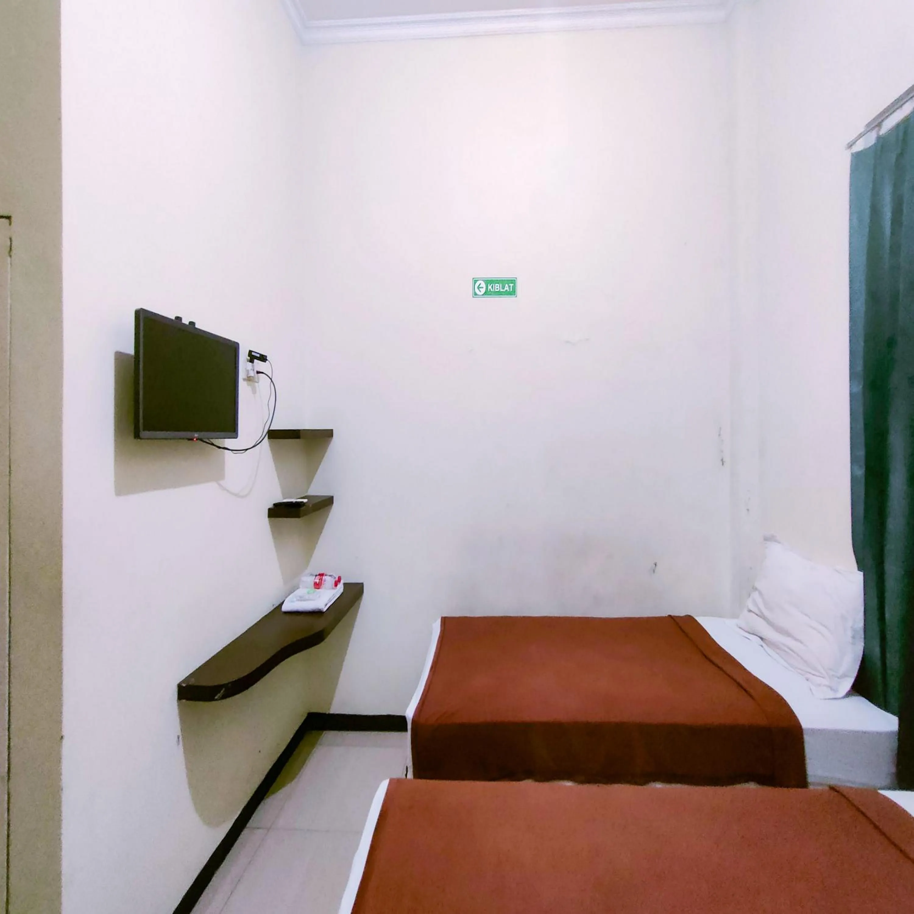 Bedroom, Bed in Capital O 90709 Djati Guest House