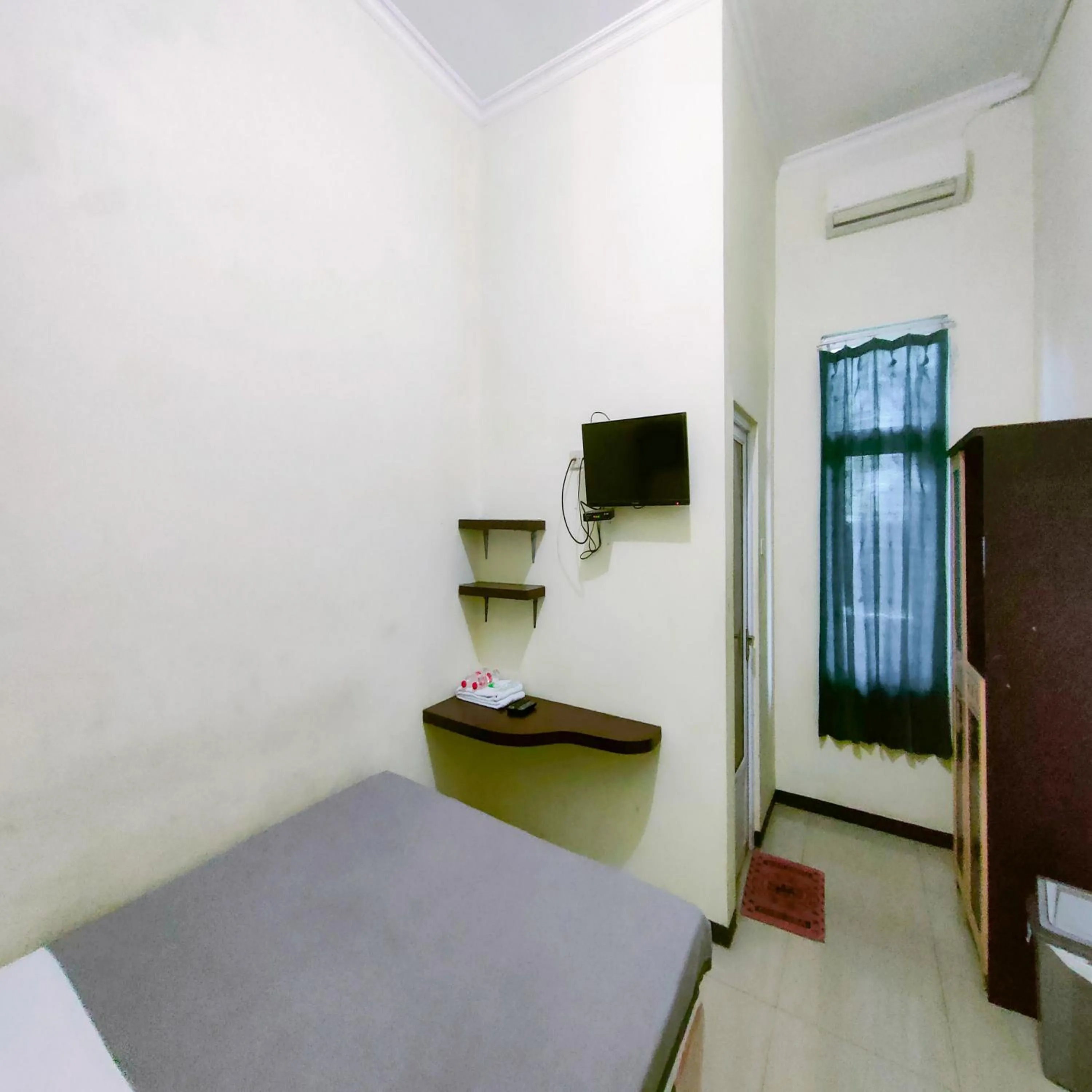 Bedroom, Bed in Capital O 90709 Djati Guest House