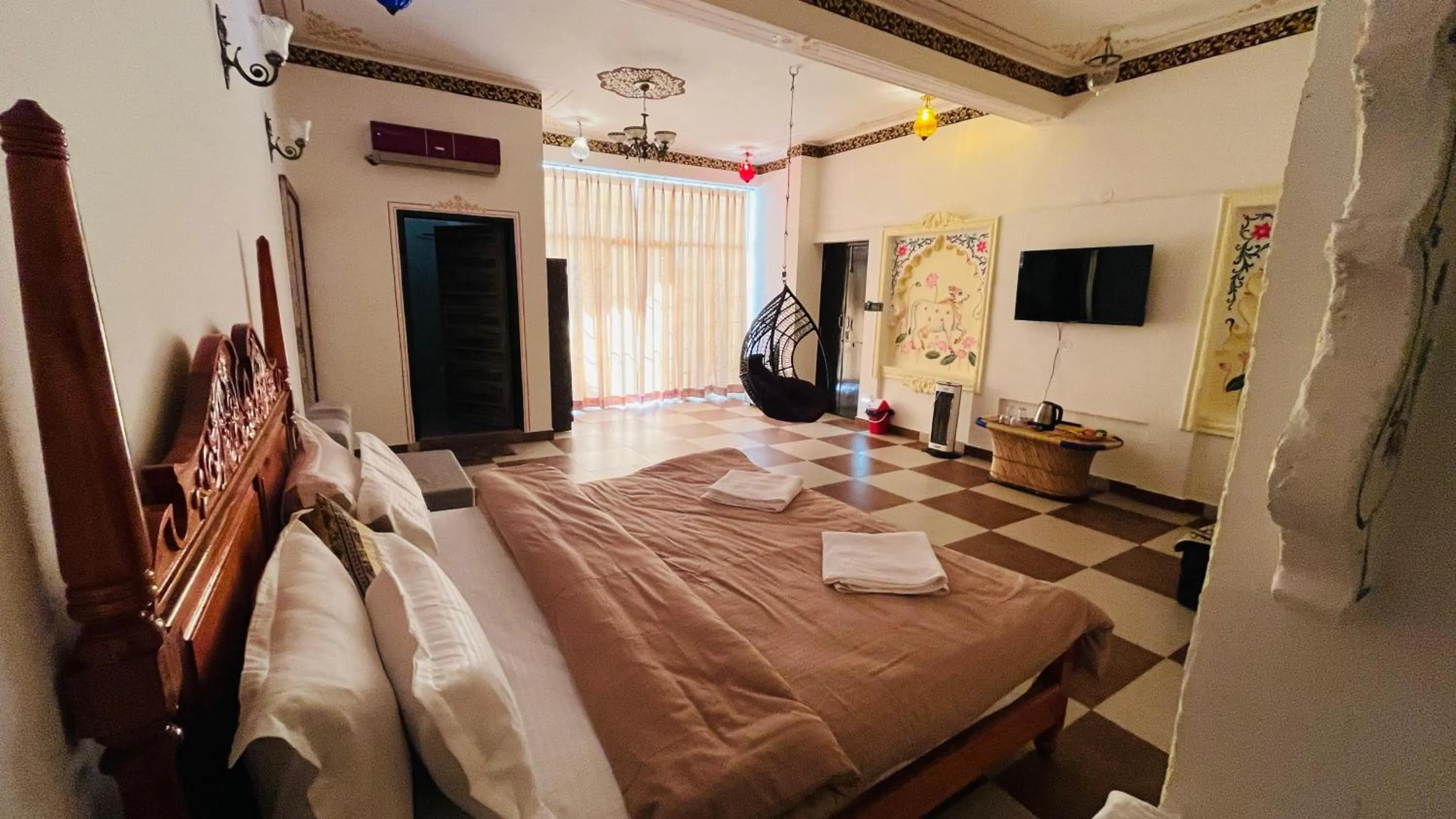 Bed in Hotel Ushaan Haveli