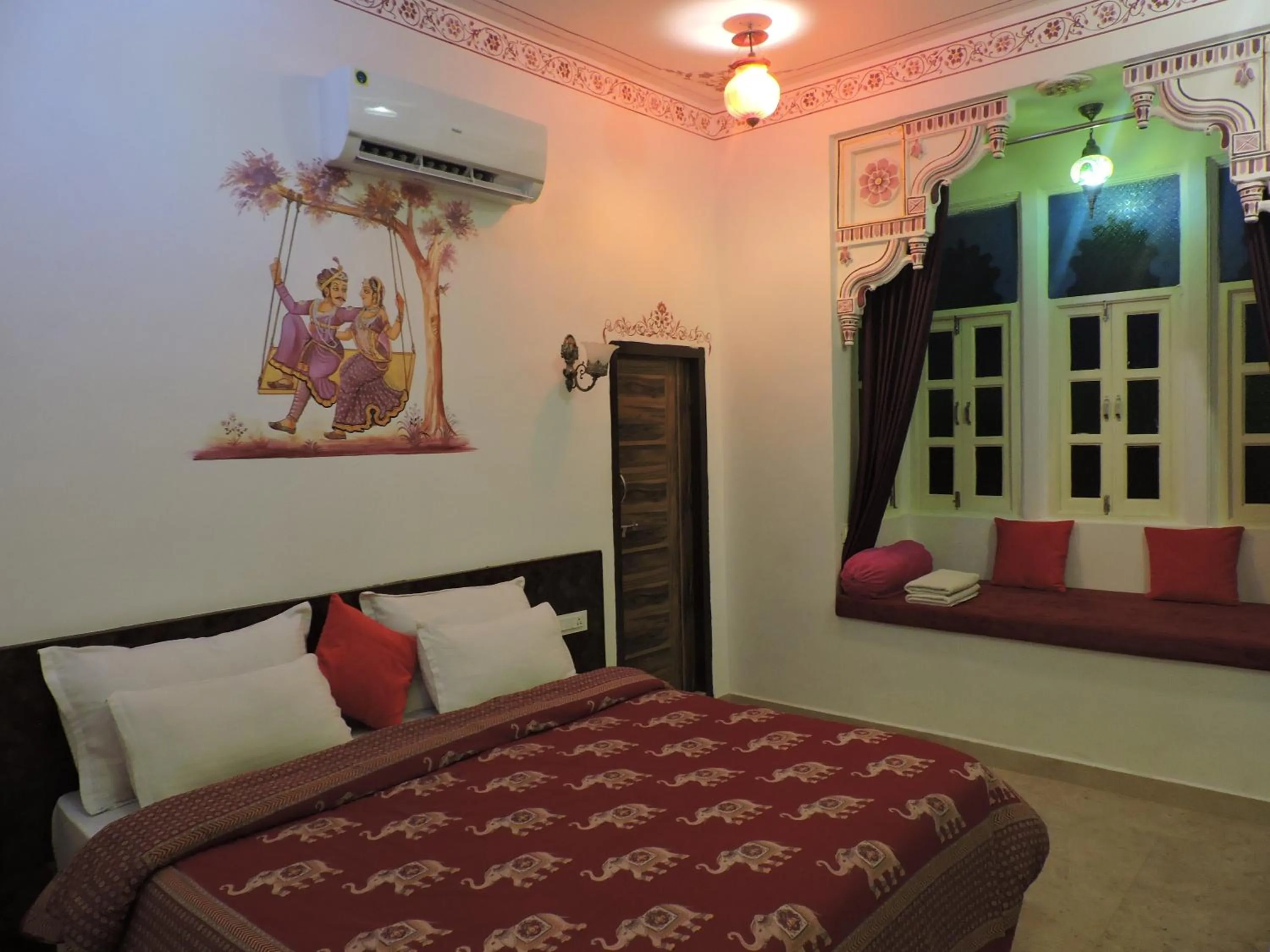 Bed in Hotel Ushaan Haveli