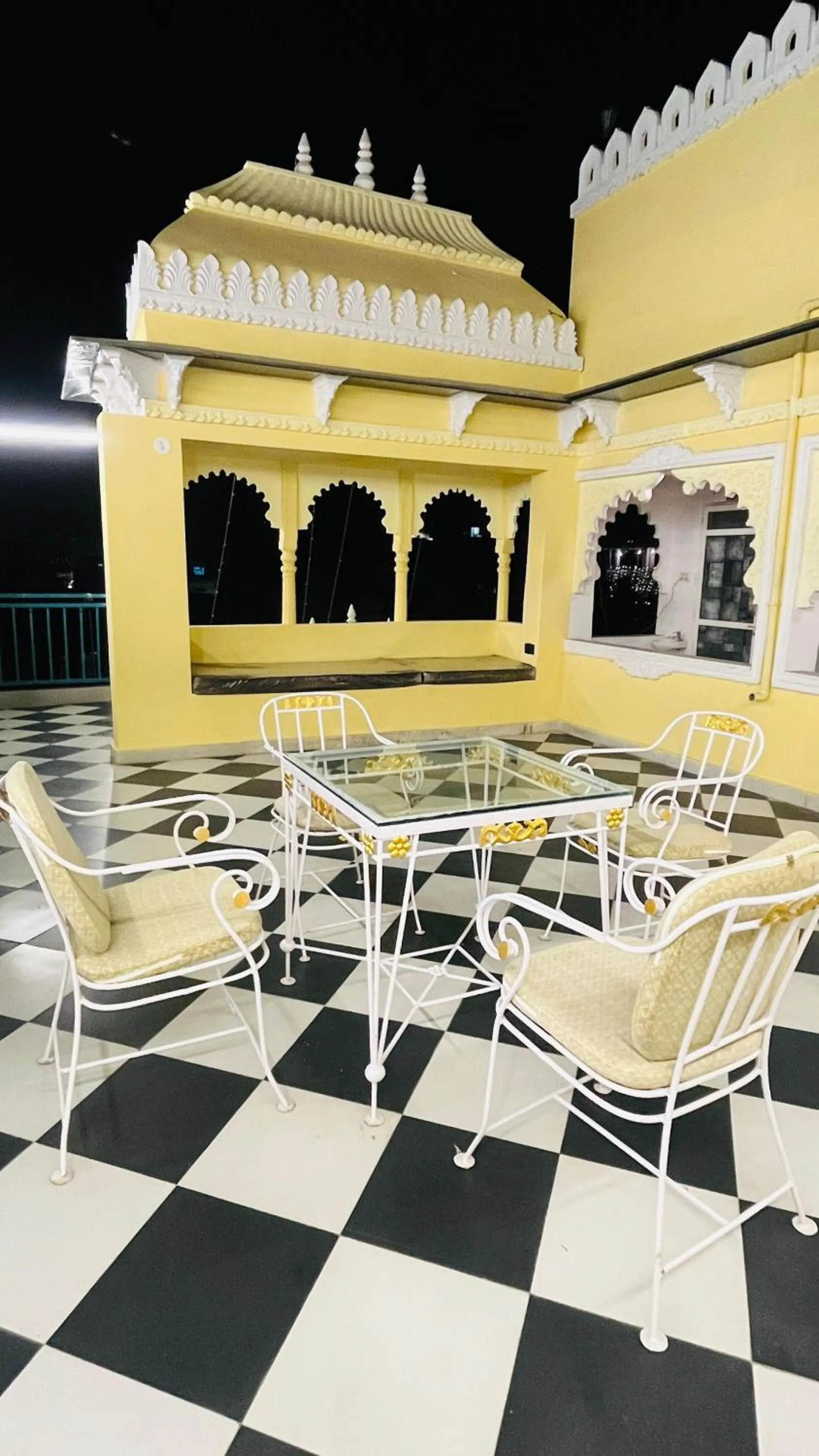 Restaurant/places to eat in Hotel Ushaan Haveli