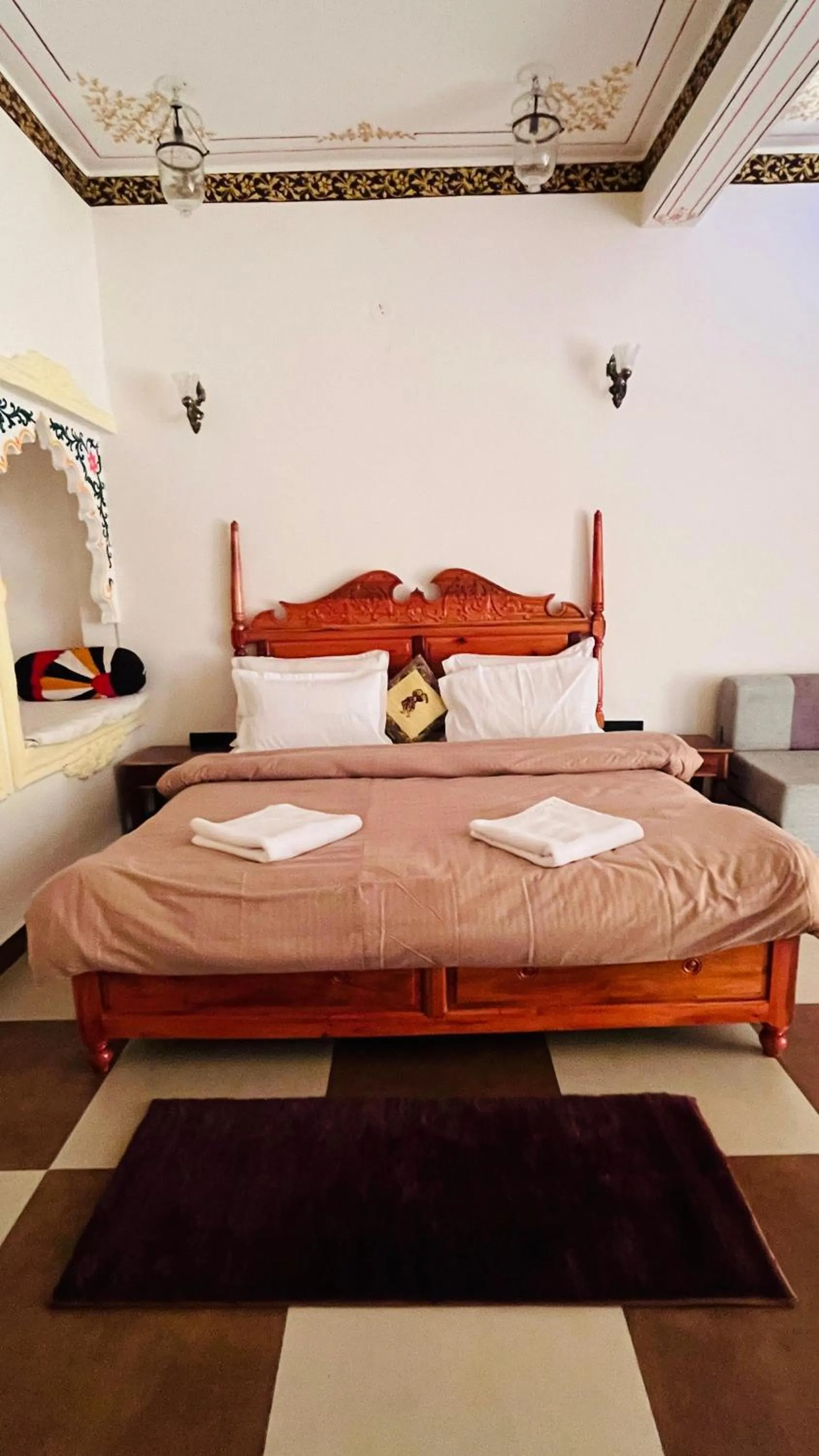 Bed in Hotel Ushaan Haveli