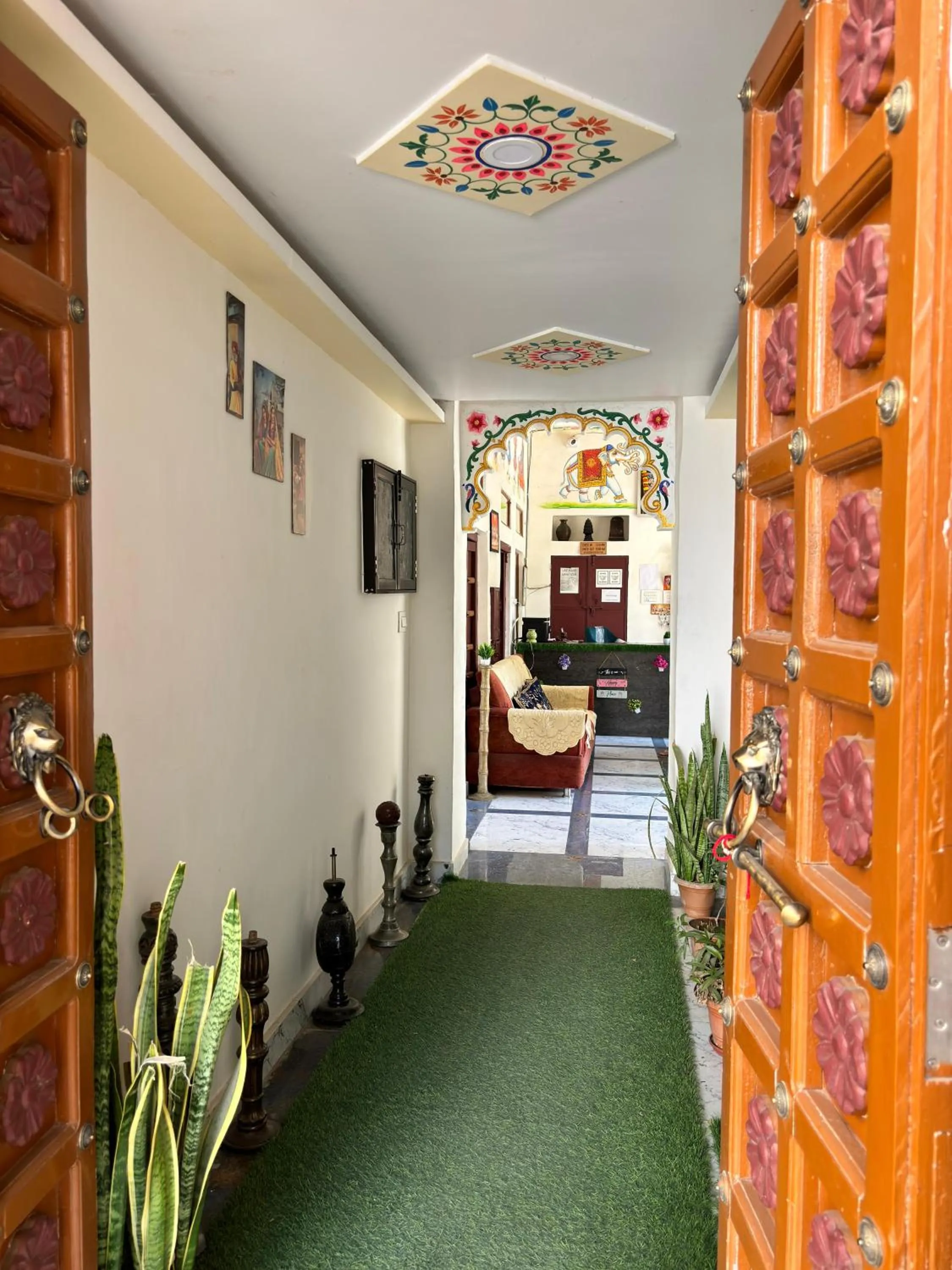 Facade/entrance, Bed in Hotel Ushaan Haveli