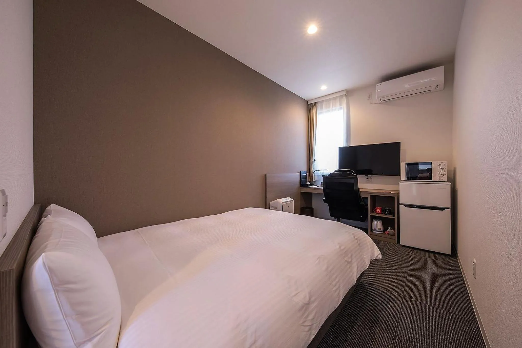 Photo of the whole room, Bed in HOTEL R9 The Yard Uruma