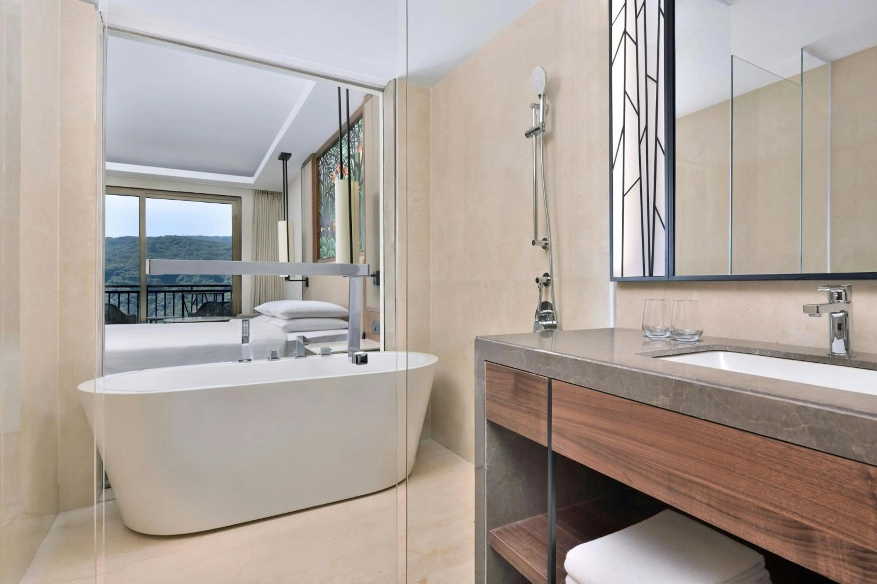 Bathroom, Bed in Courtyard by Marriott Mahabaleshwar