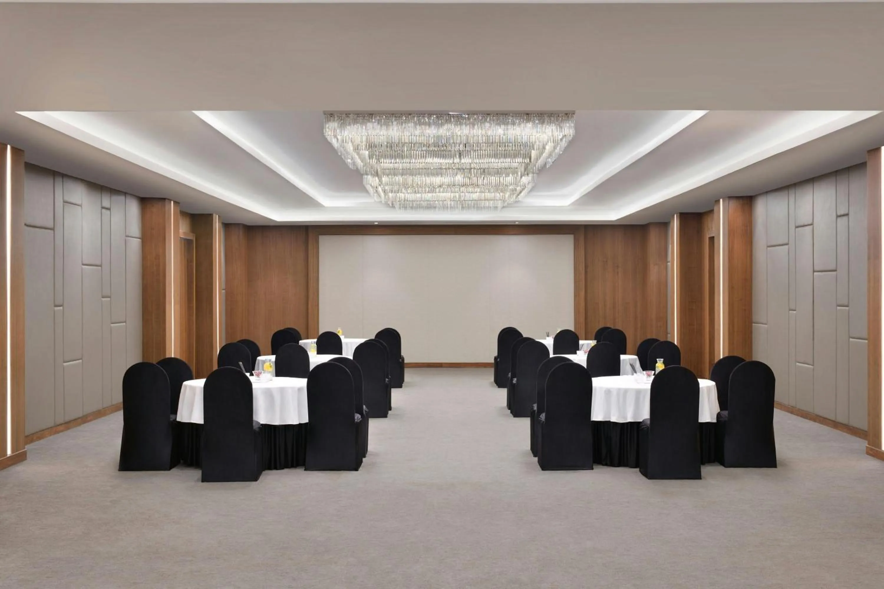 Meeting/conference room in Courtyard by Marriott Mahabaleshwar