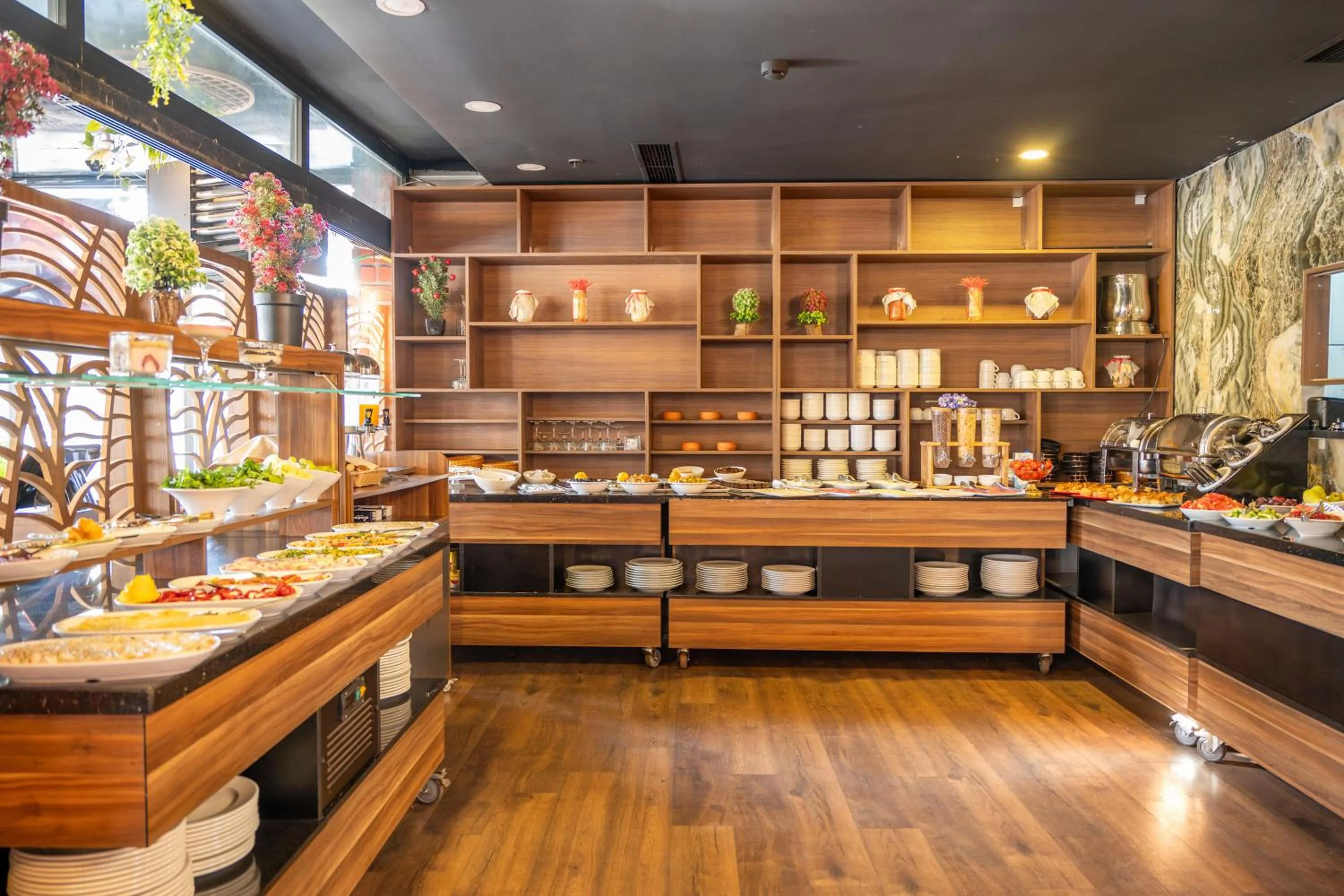 Restaurant/places to eat in Litros Hotel & Spa