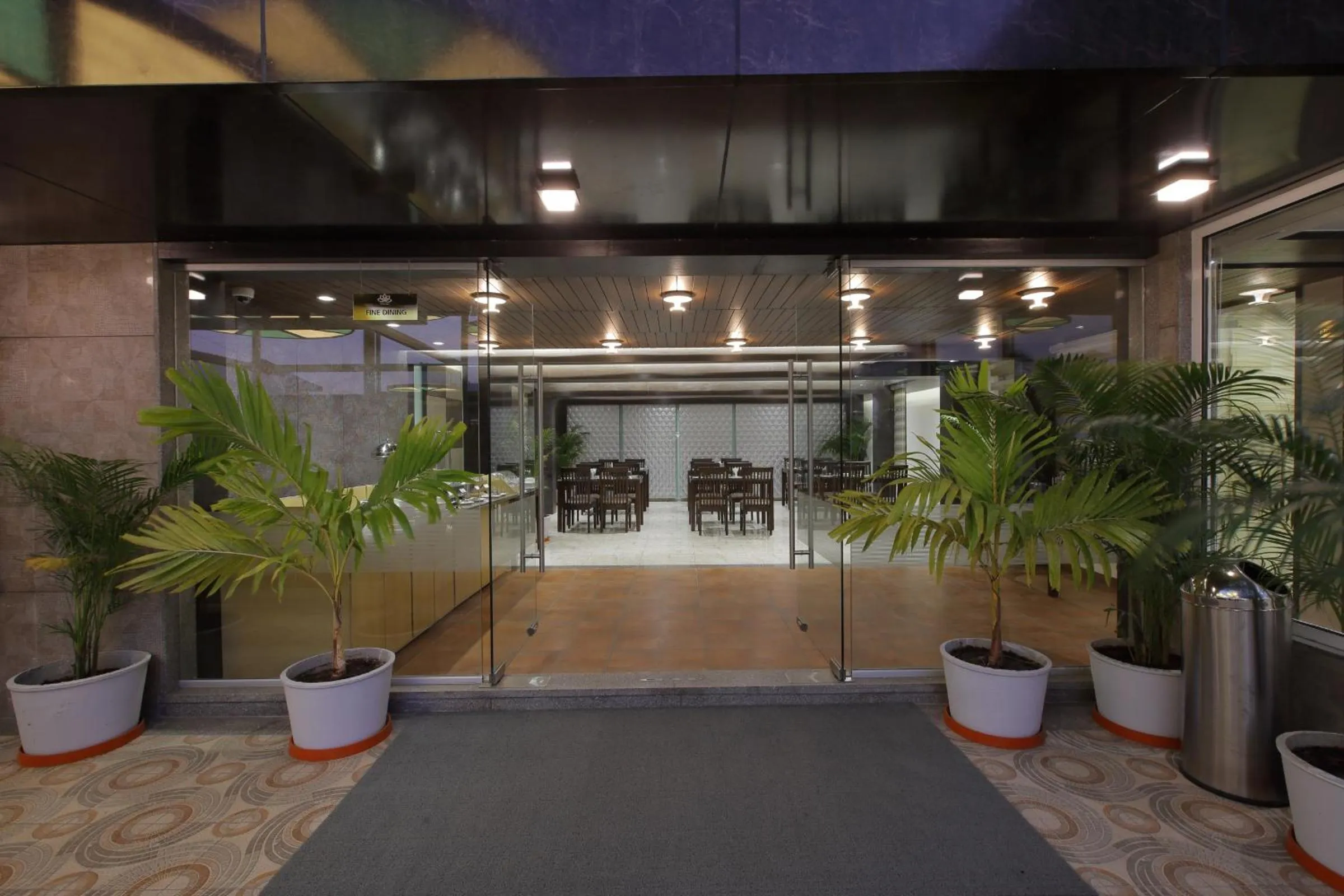 Restaurant/places to eat in HOTEL THE LOTUS PARK