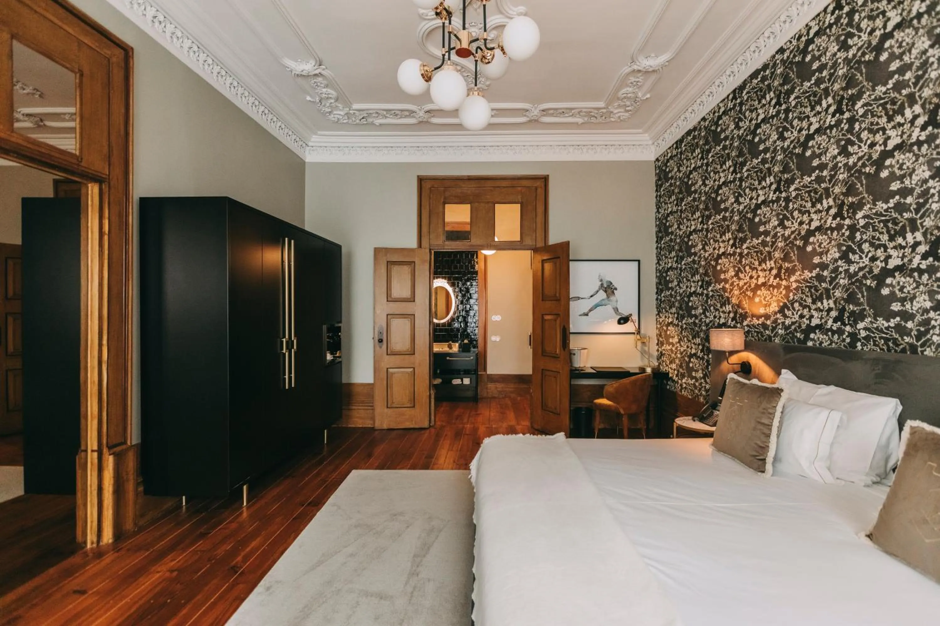 Photo of the whole room, Bed in Torel Royal Court