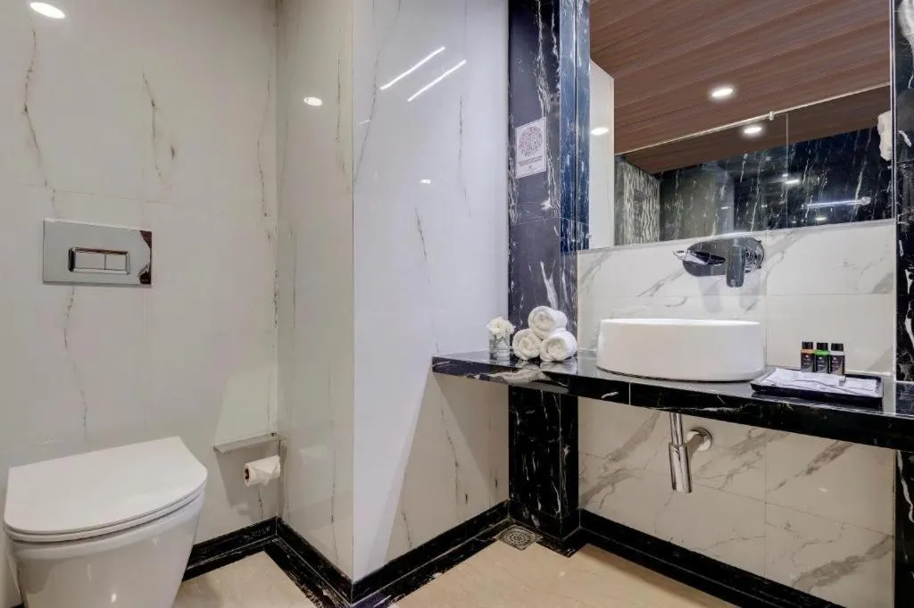 Toilet in Click Collection Jaipur, Sindhi Camp