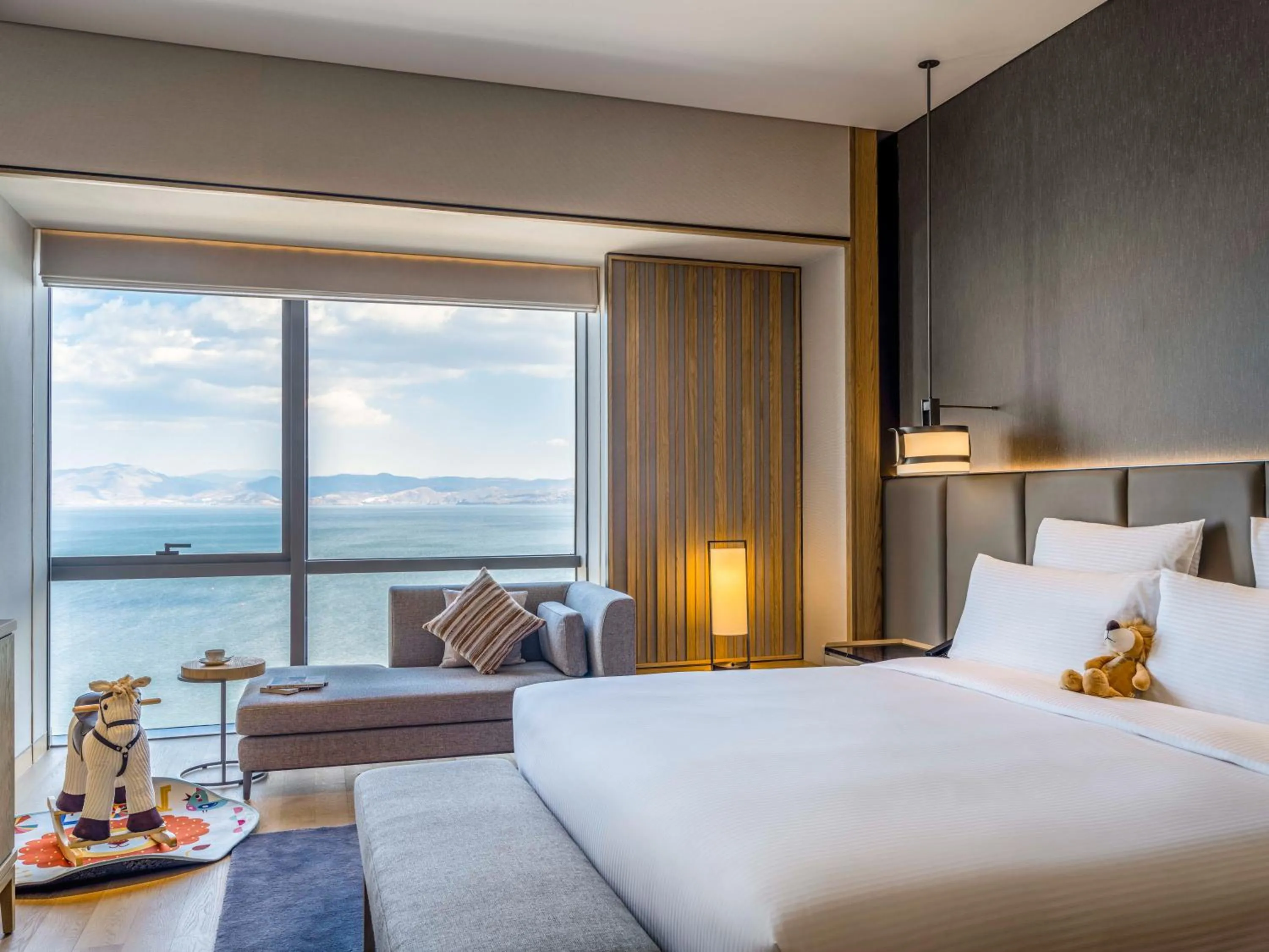 Family, Bed in Pullman Dali