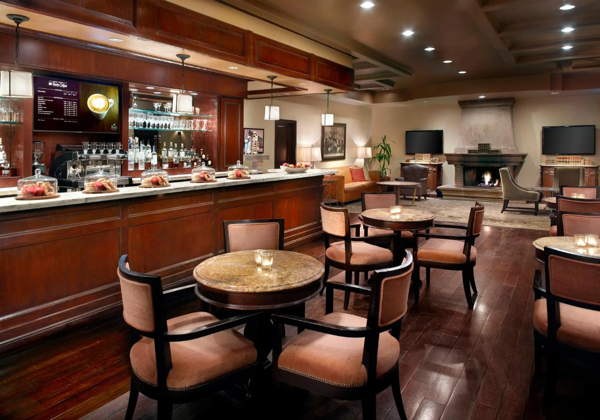 Lounge or bar in Omni La Mansion del Rio