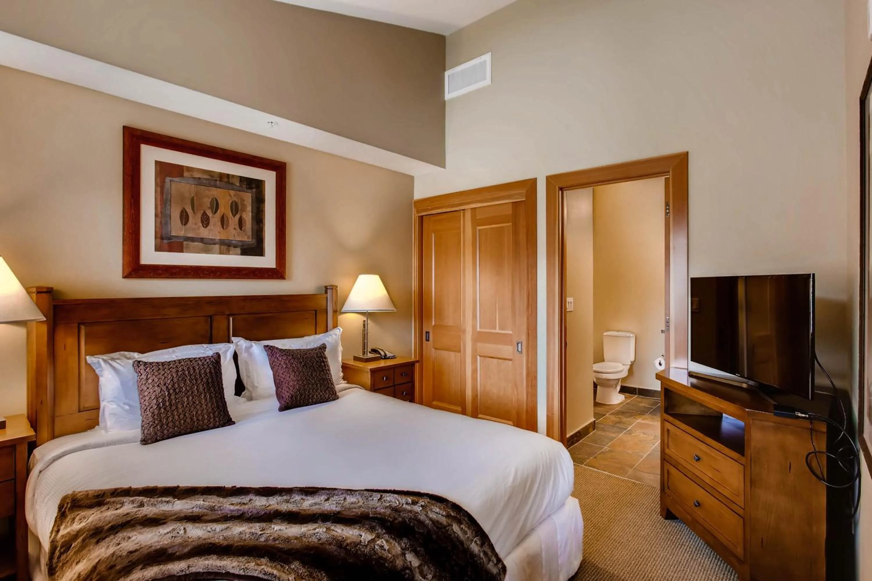 Photo of the whole room, TV/Entertainment Center in Capitol Peak Lodge, a Destination by Hyatt Residence