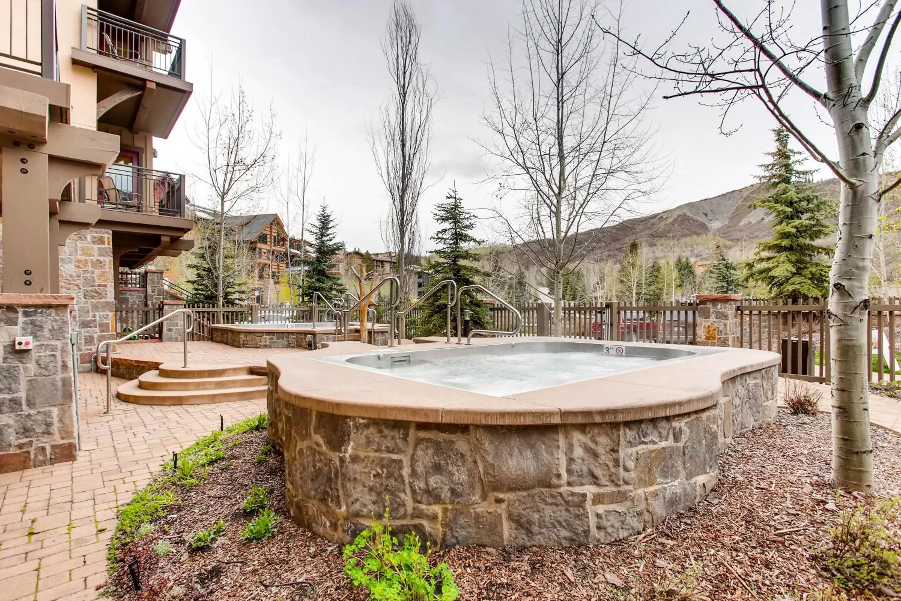 Hot Tub, Swimming Pool in Capitol Peak Lodge, a Destination by Hyatt Residence