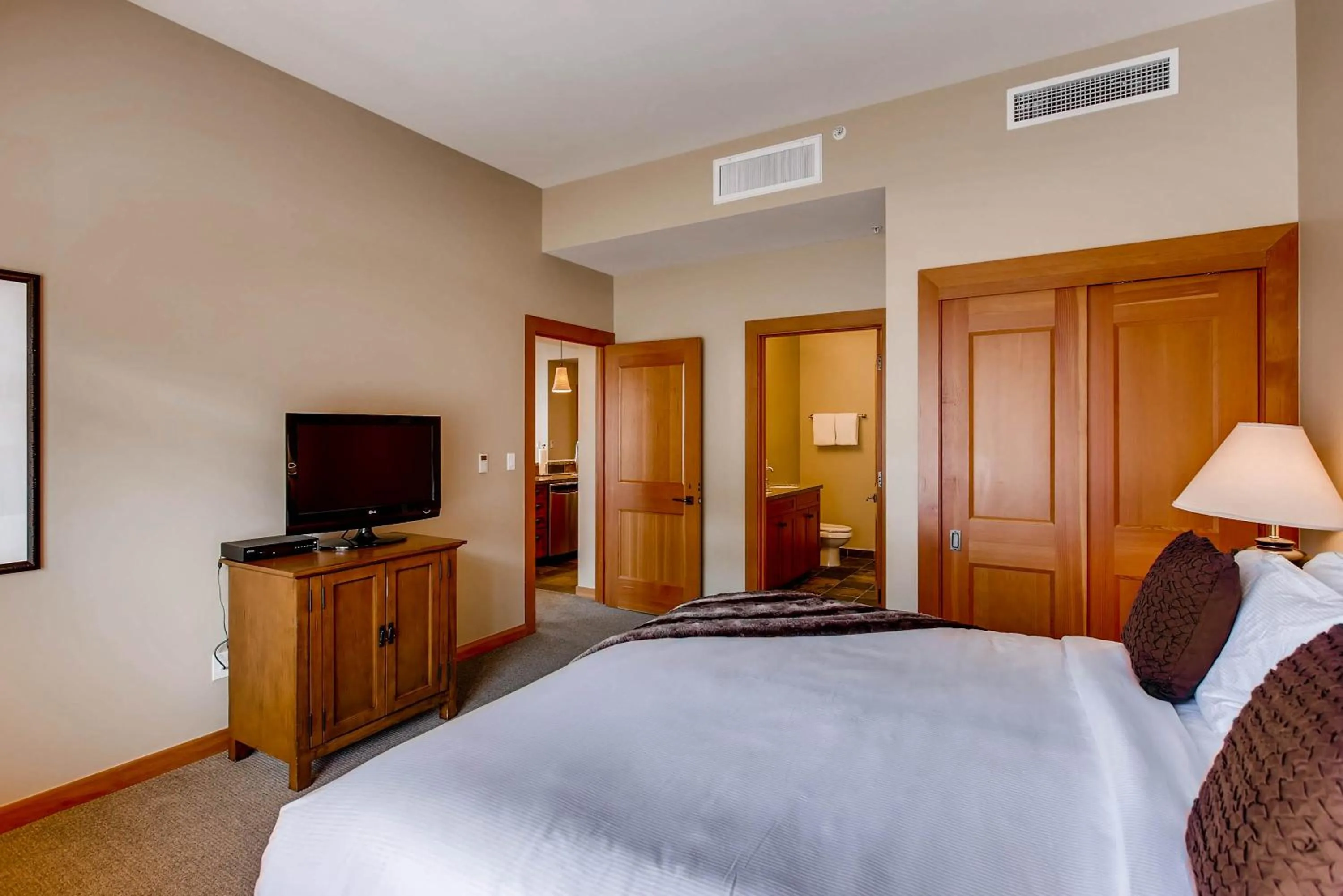 Photo of the whole room, TV/Entertainment Center in Capitol Peak Lodge, a Destination by Hyatt Residence